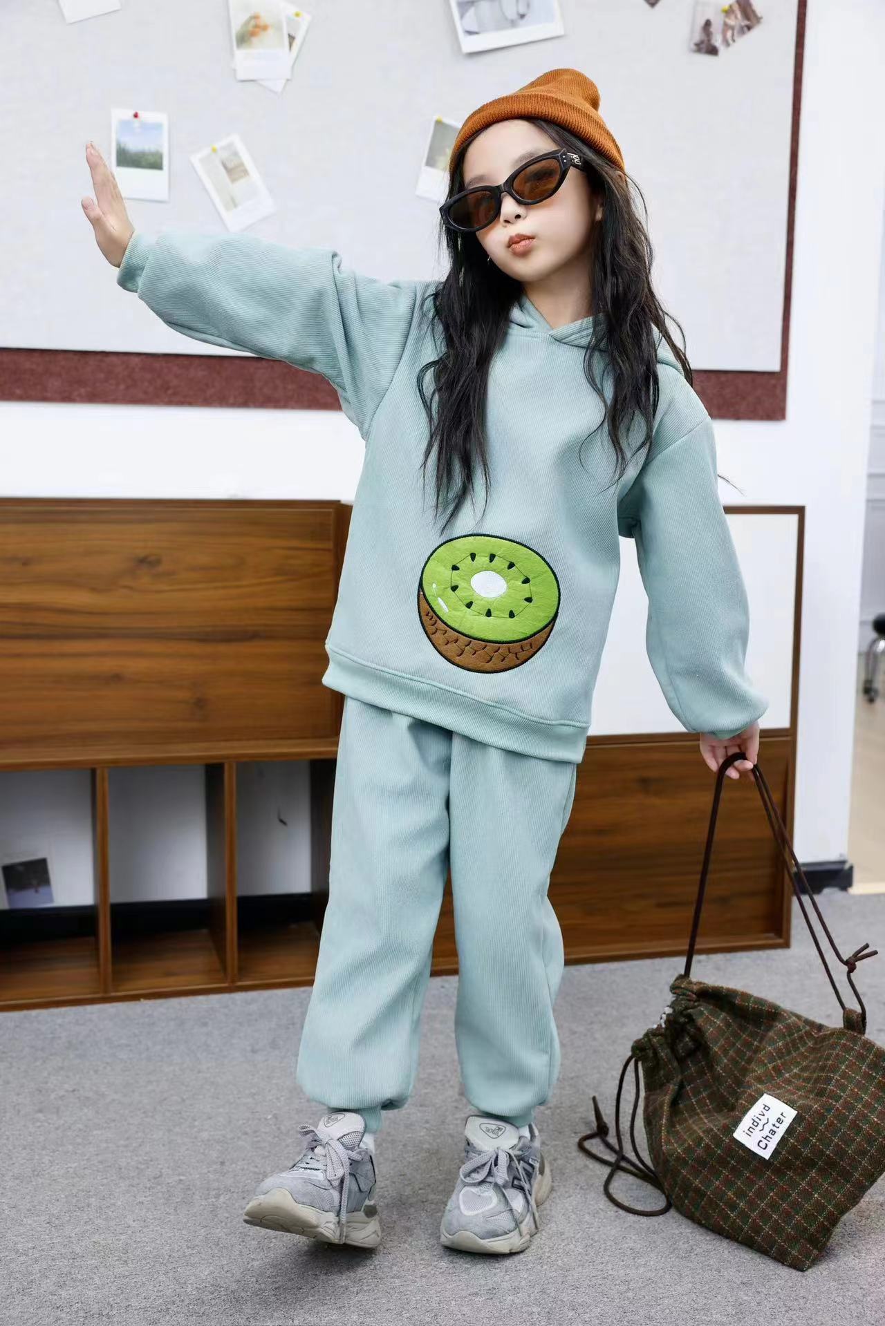 Comfortable and stylish long-sleeved pullover sweatshirt plush hoodie suit suitable for casual wear in autumn and winter 43