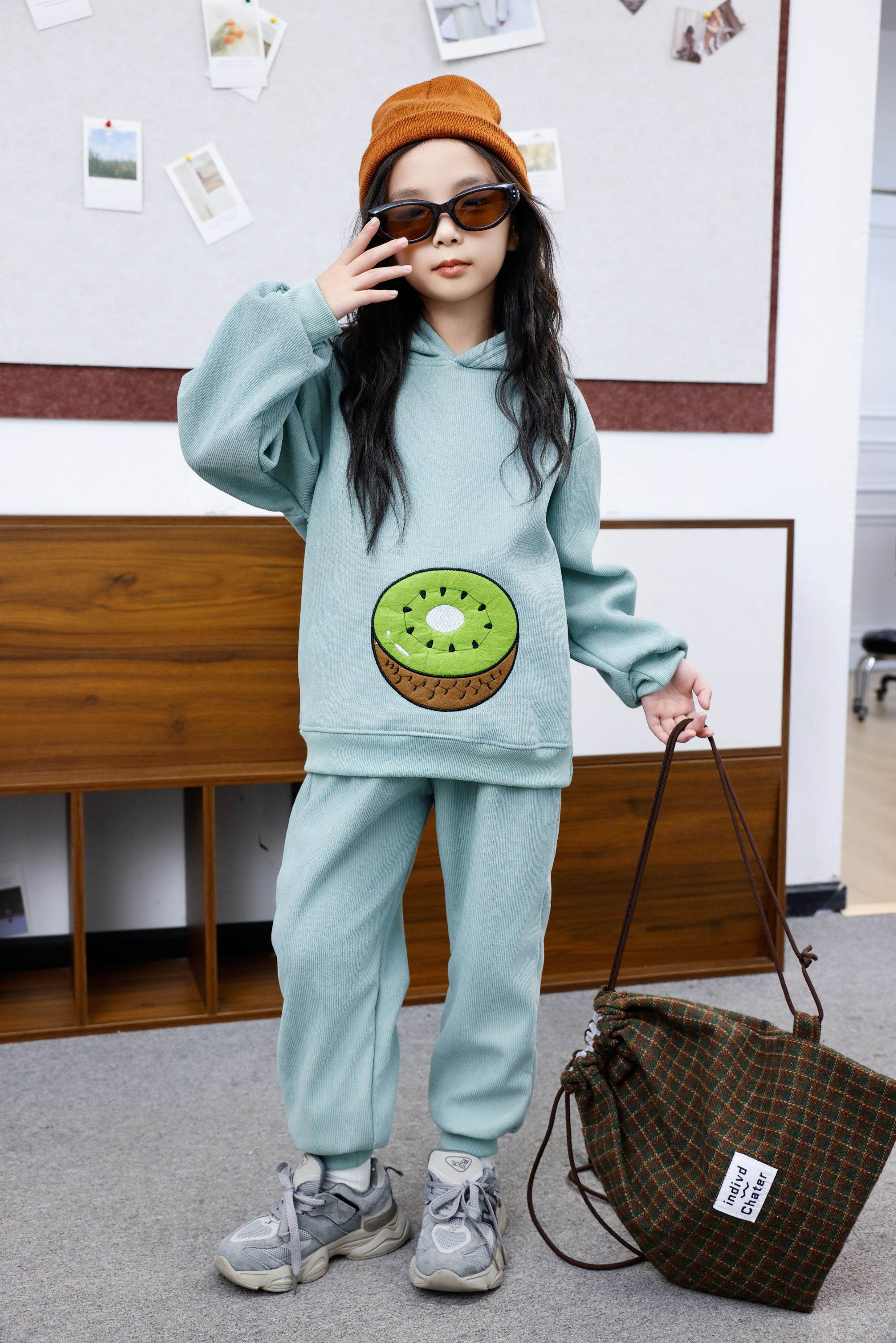 Comfortable and stylish long-sleeved pullover sweatshirt plush hoodie suit suitable for casual wear in autumn and winter 43