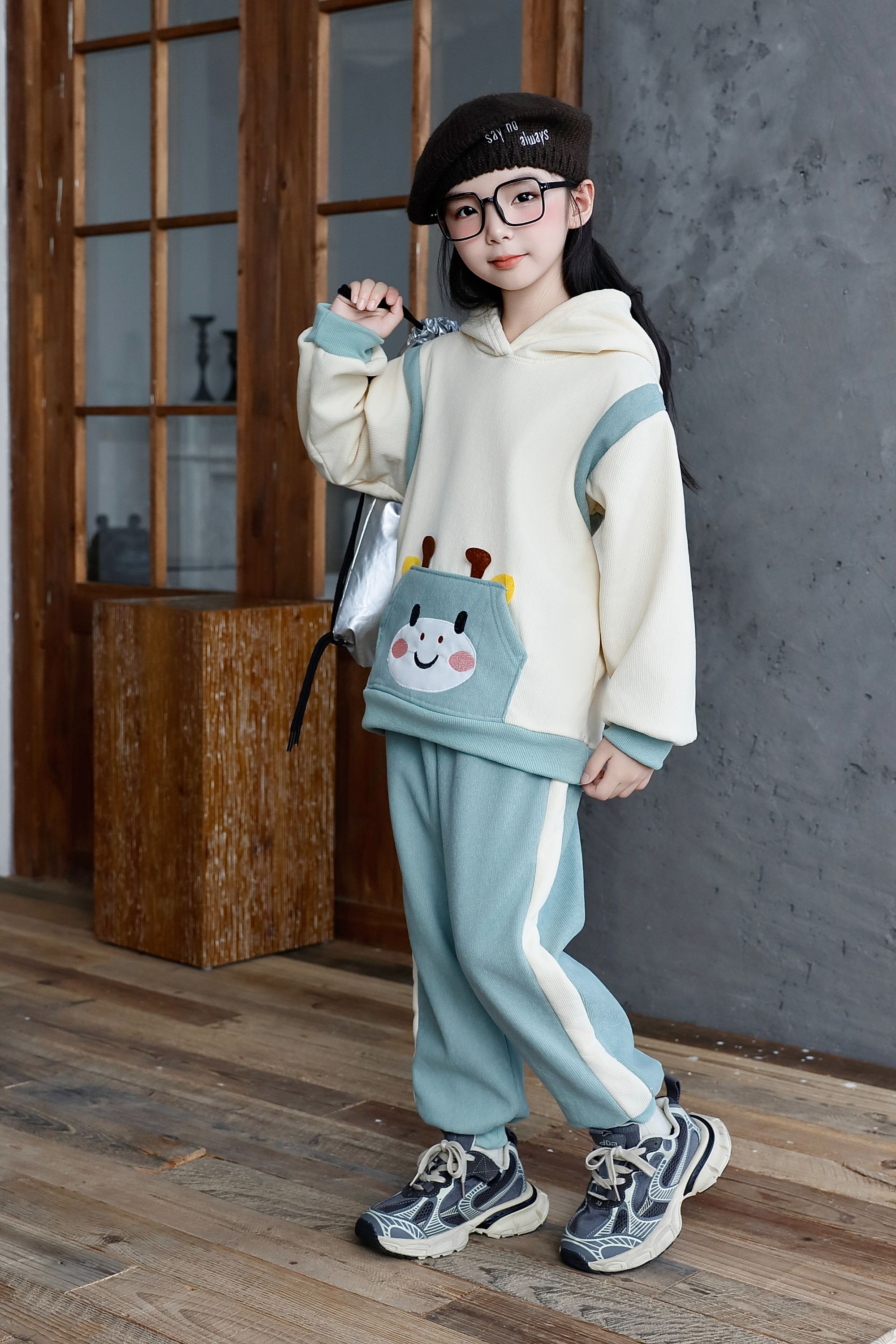 Comfortable and stylish long-sleeved pullover sweatshirt plush hoodie suit suitable for casual wear in autumn and winter 45