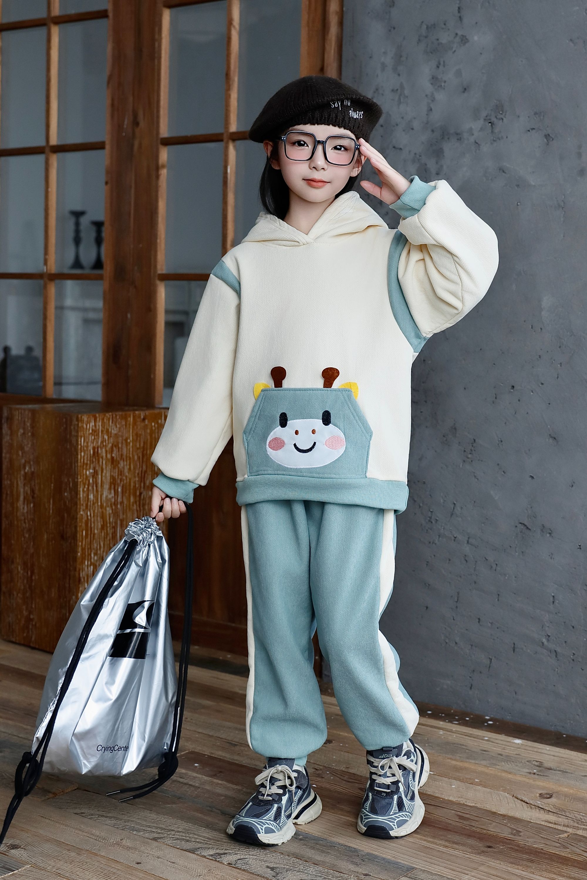 Comfortable and stylish long-sleeved pullover sweatshirt plush hoodie suit suitable for casual wear in autumn and winter 45