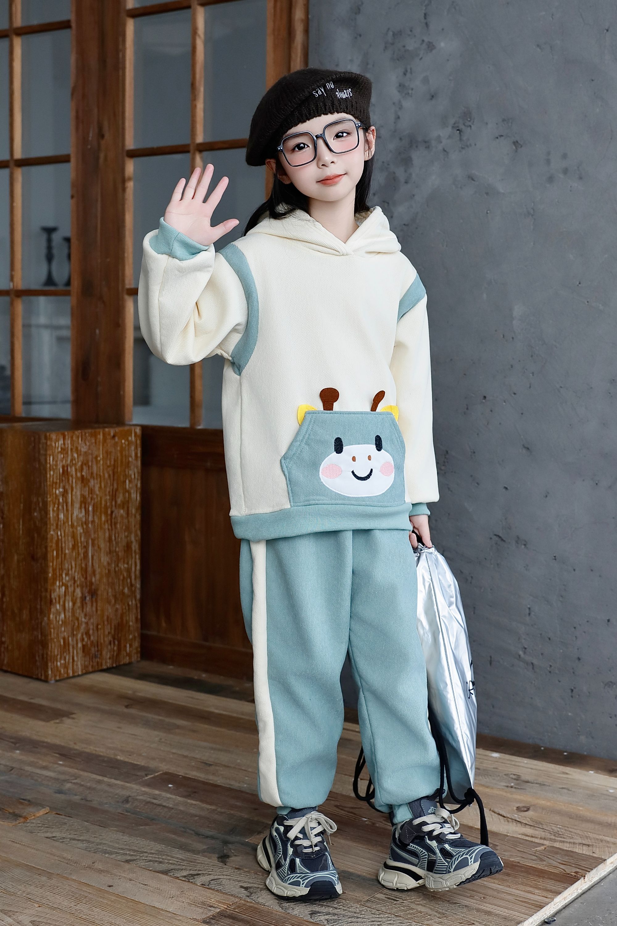 Comfortable and stylish long-sleeved pullover sweatshirt plush hoodie suit suitable for casual wear in autumn and winter 45