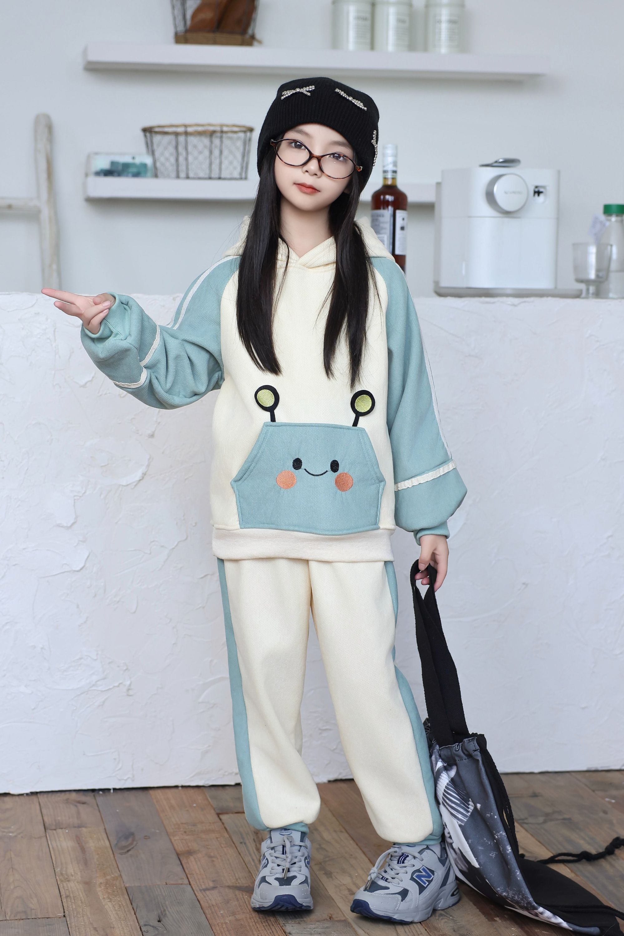 Comfortable and stylish long-sleeved pullover sweatshirt plush hoodie suit suitable for casual wear in autumn and winter 46