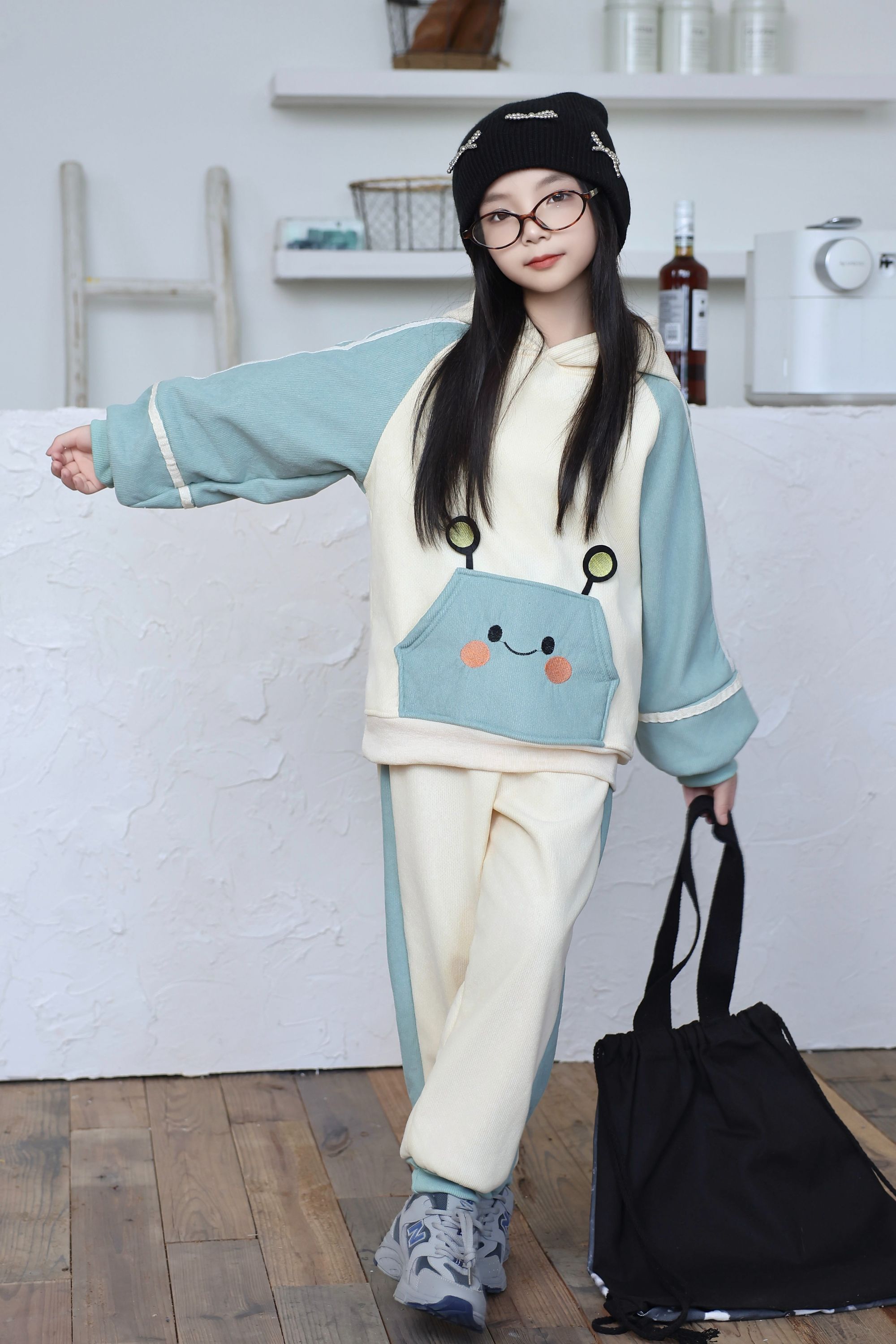 Comfortable and stylish long-sleeved pullover sweatshirt plush hoodie suit suitable for casual wear in autumn and winter 46