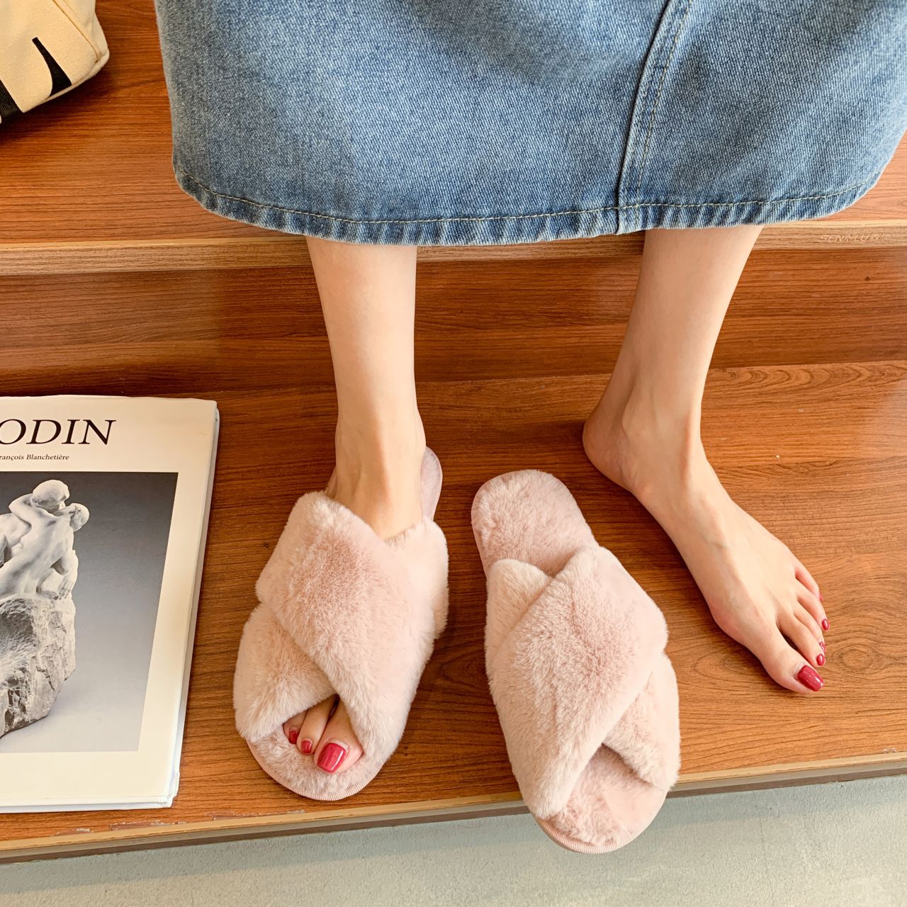 Dropshipping Women's Fashion Soft Indoor Home Fluffy Fuzzy Slippers Fur Cross Open Toe Fur Slides Comfortable Slippers