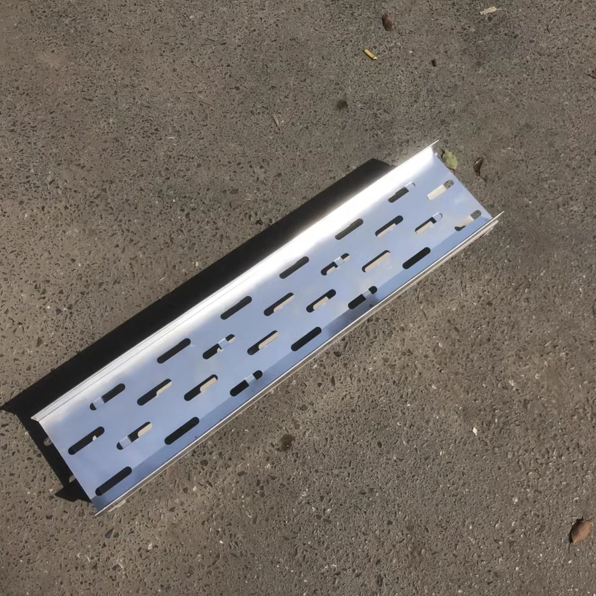 Garden pebble drain cover Stainless steel Yuhua stone grooves Outdoor courtyard gutter U-shaped slot