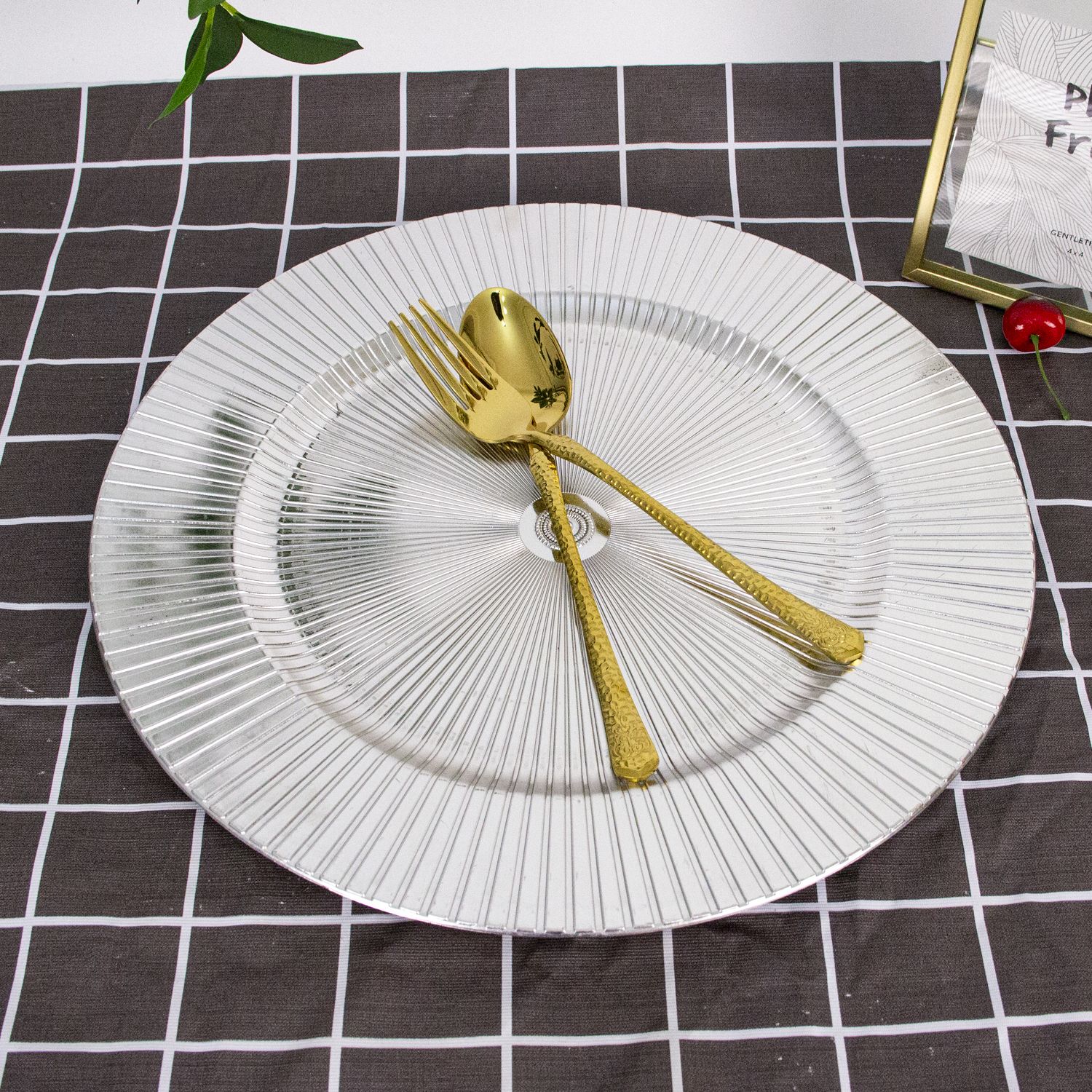 Wholesale Modern Simple Gold Plastic Charger Tray Wedding Banquet Table Decoration Charger Plate