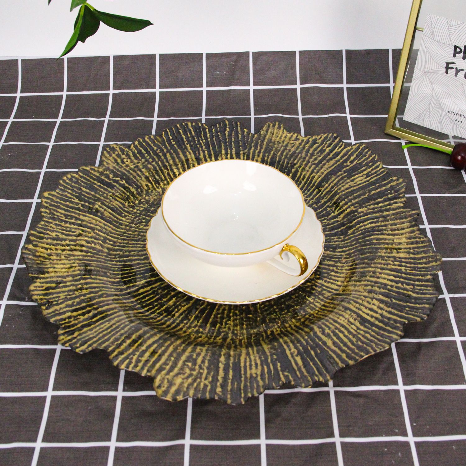 Wholesale Modern Luxury Gold Rattan Border Pattern Plastic Charger Tray Wedding Banquet Table Decoration Charger Plate