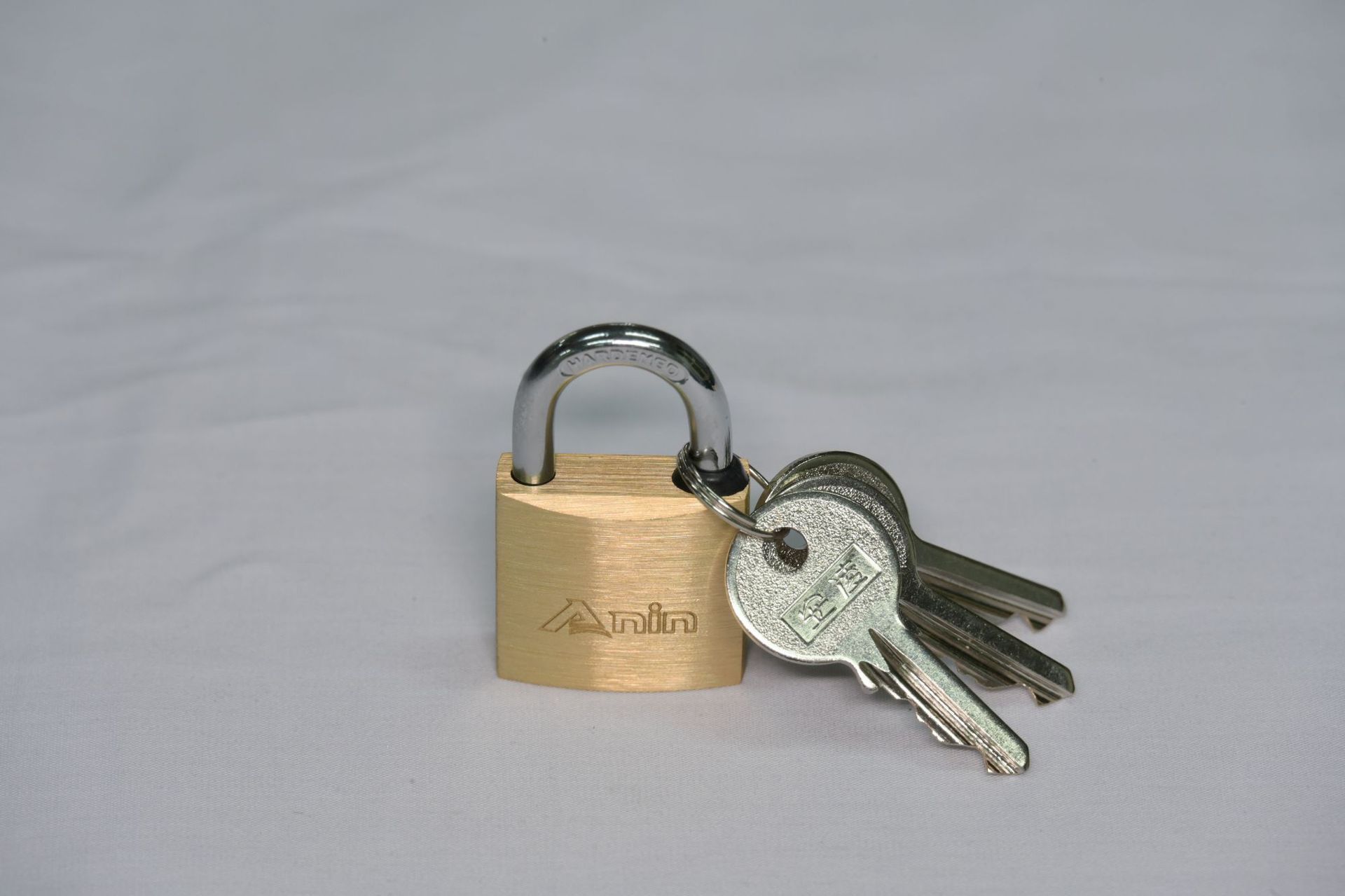 Factory OEM sells heavy duty OEM brass cylinder brass painted iron padlocks