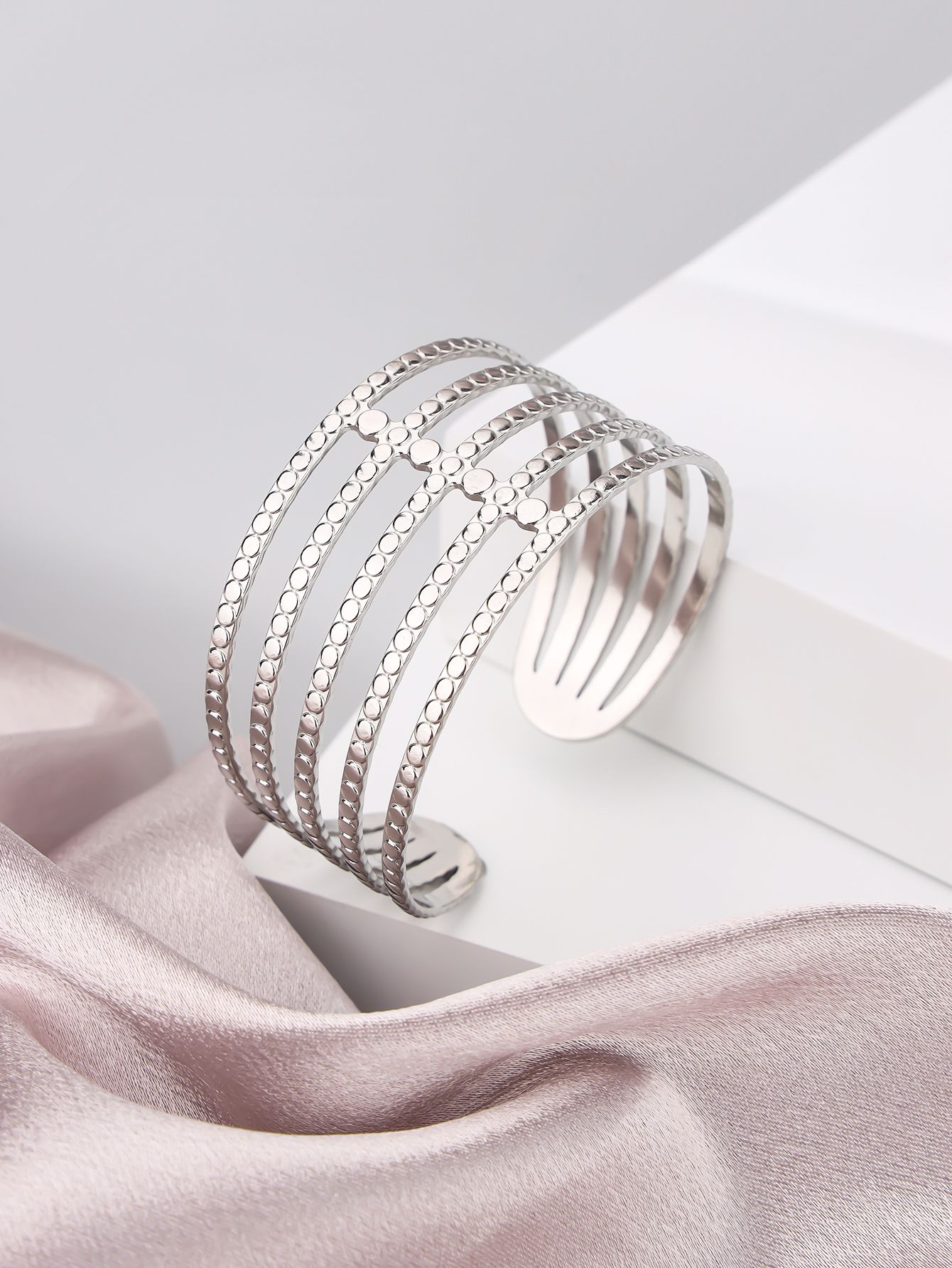 1 piece of stainless steel adjustable women's simple striped color retention wear-resistant fashionable bracelet