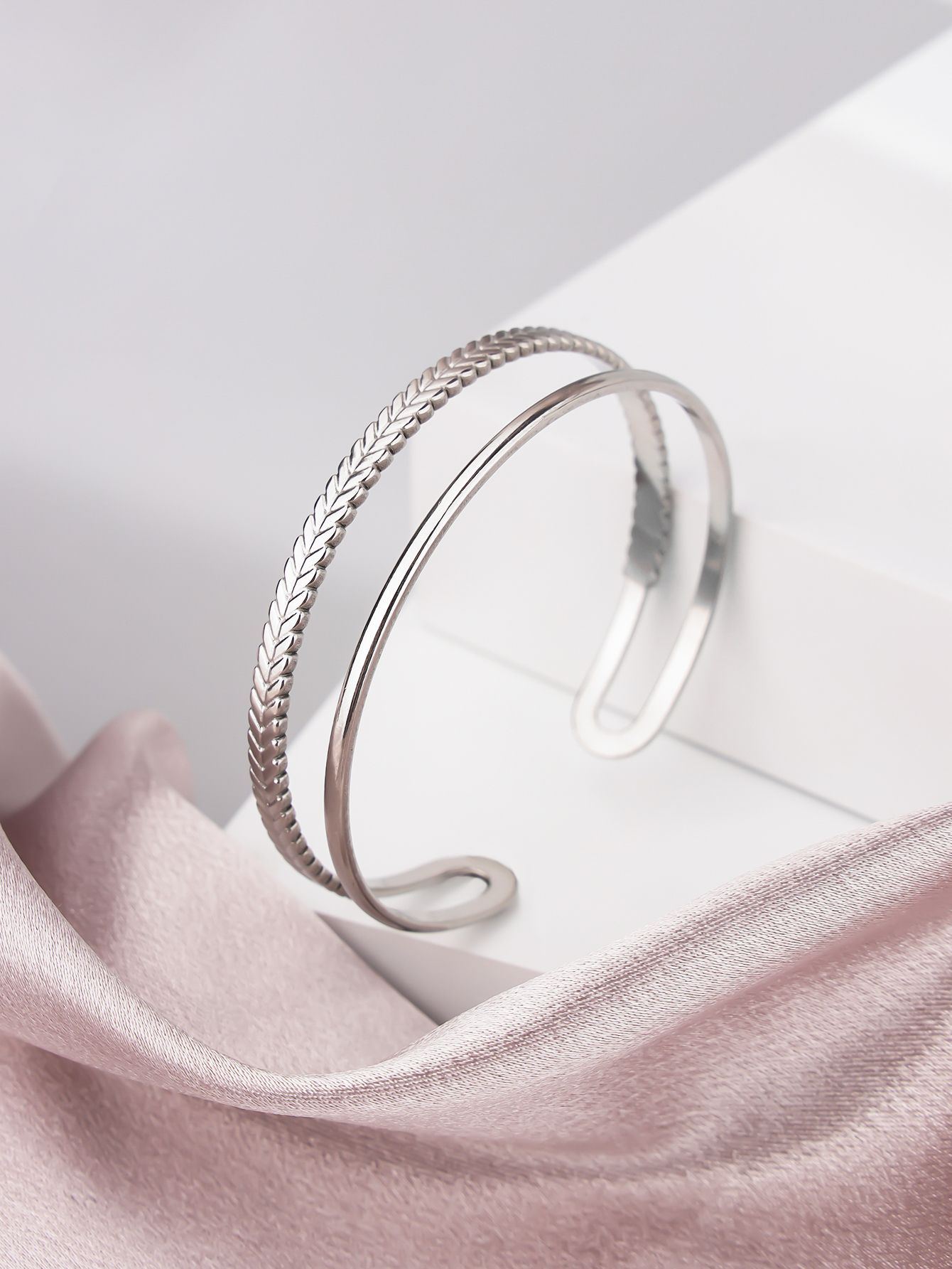 1 piece of stainless steel adjustable women's simple striped color retention wear-resistant fashionable silvery bracelet