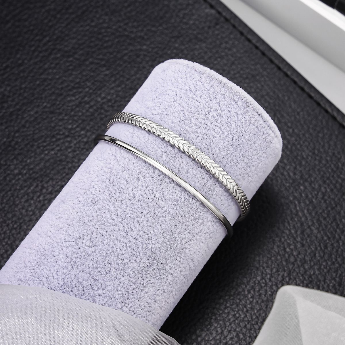 1 piece of stainless steel adjustable women's simple striped color retention wear-resistant fashionable silvery bracelet