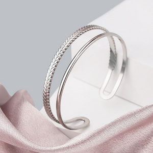 1 piece of stainless steel adjustable women's simple striped color retention wear-resistant fashionable silvery bracelet