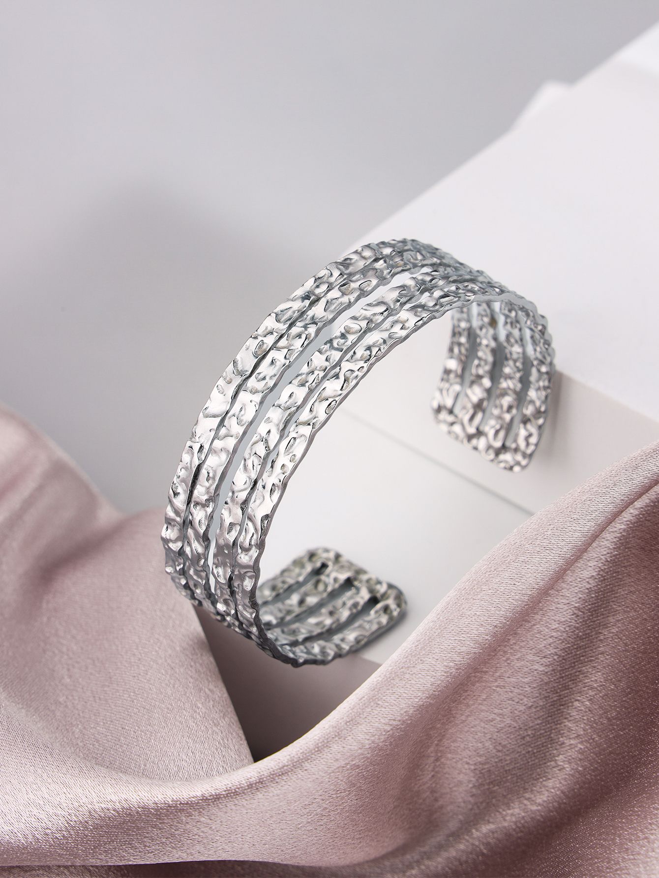 1 piece of stainless steel adjustable women's simple striped color retention wear-resistant fashionable Four rows bracelet