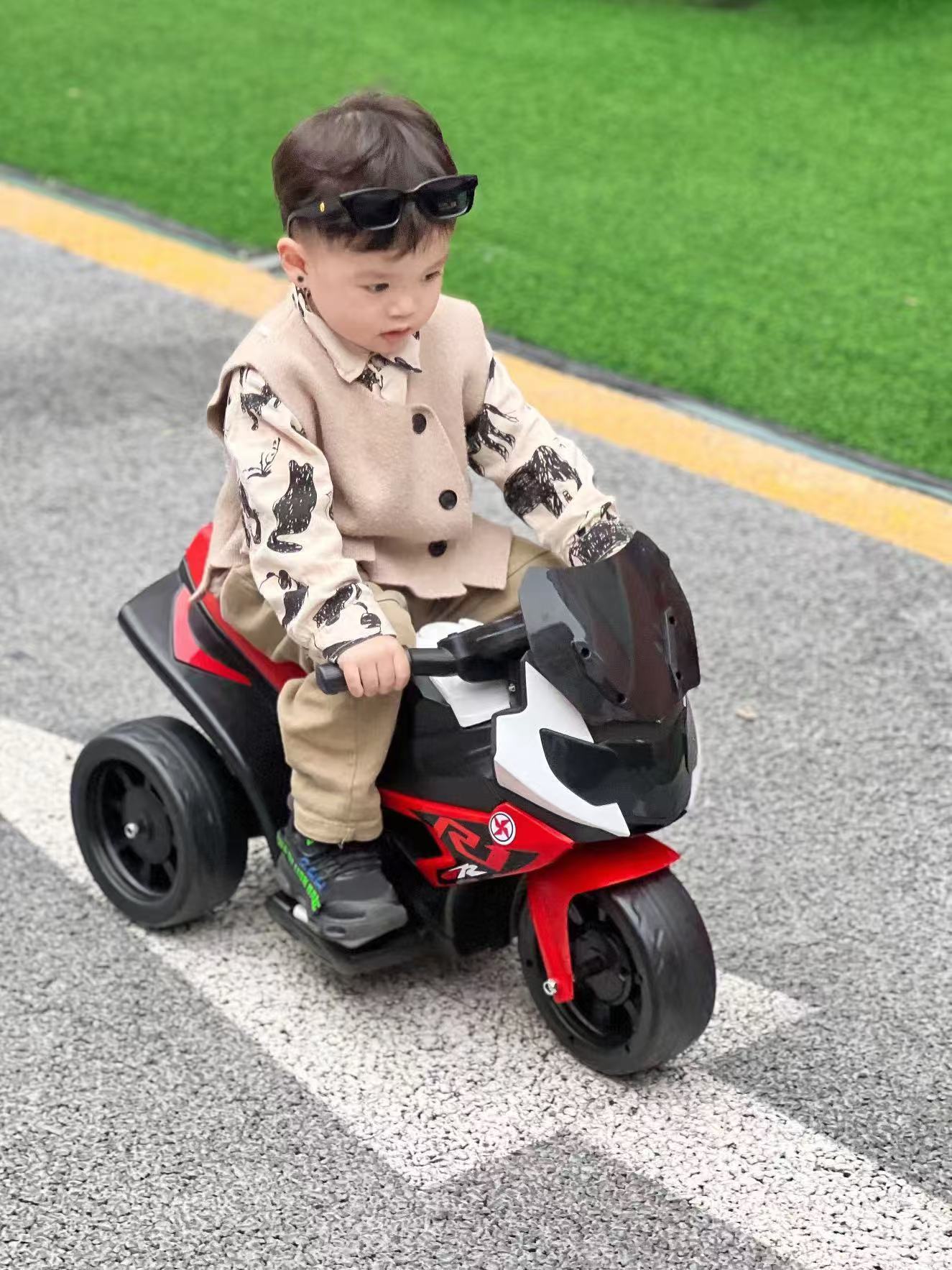 Children's electric motorcycles, tricycles, boys and girls aged 1 to 4 years old, lighting, music, electric cars, charging