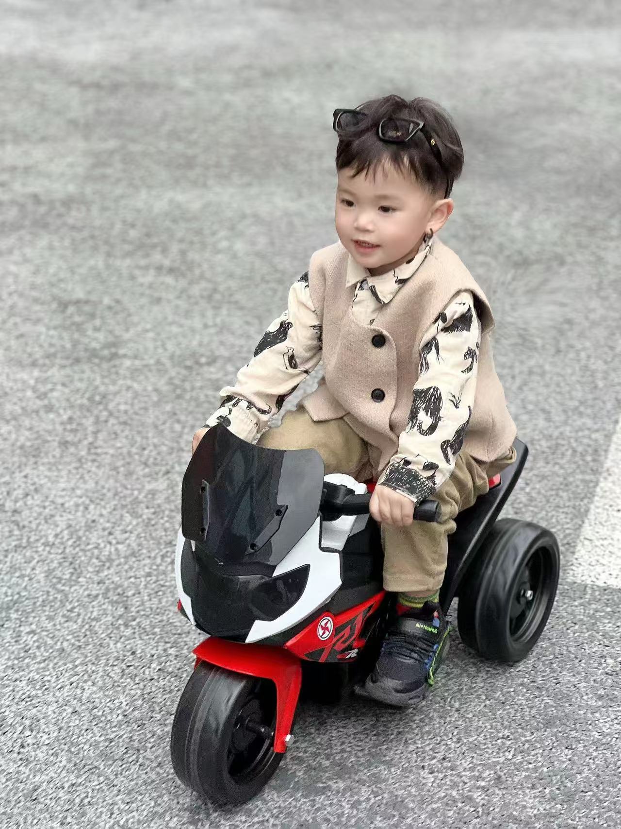 Children's electric motorcycles, tricycles, boys and girls aged 1 to 4 years old, lighting, music, electric cars, charging