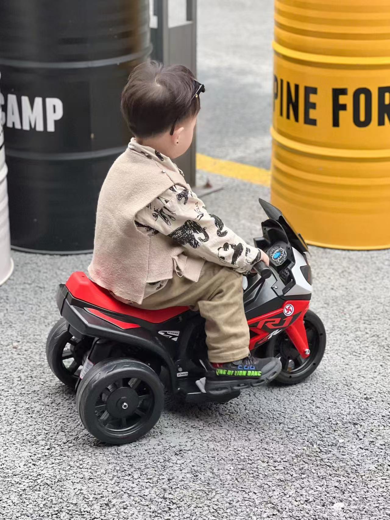 Children's electric motorcycles, tricycles, boys and girls aged 1 to 4 years old, lighting, music, electric cars, charging