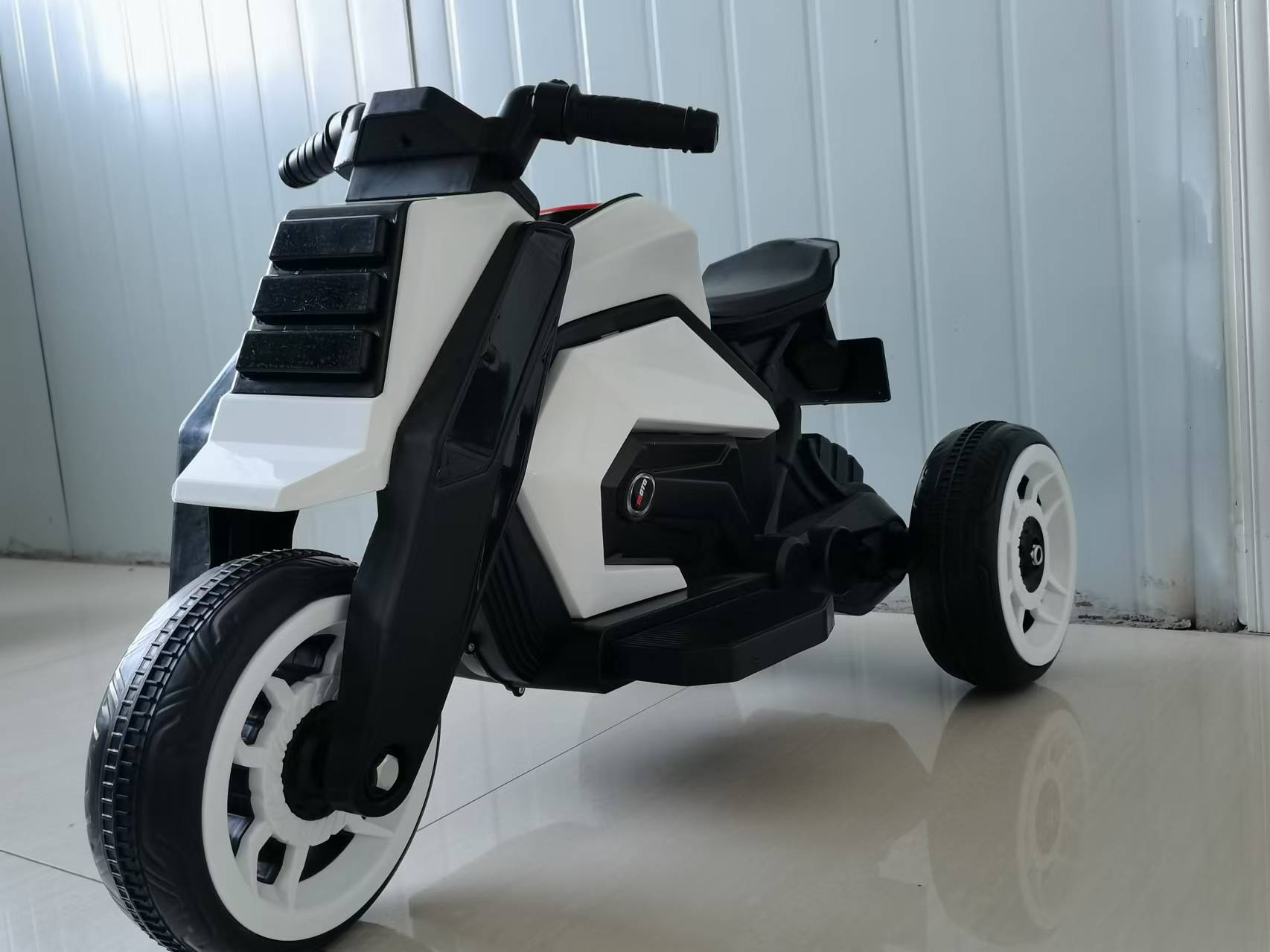 New children's electric three wheeled motorcycle can be used for two people, a little boy and a girl, for charging