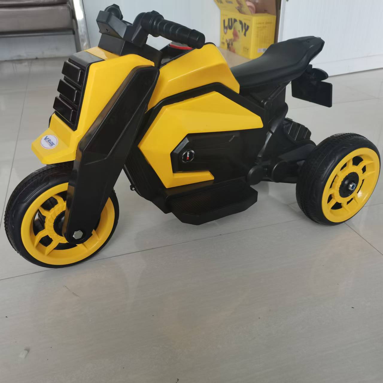 New children's electric three wheeled motorcycle can be used for two people, a little boy and a girl, for charging