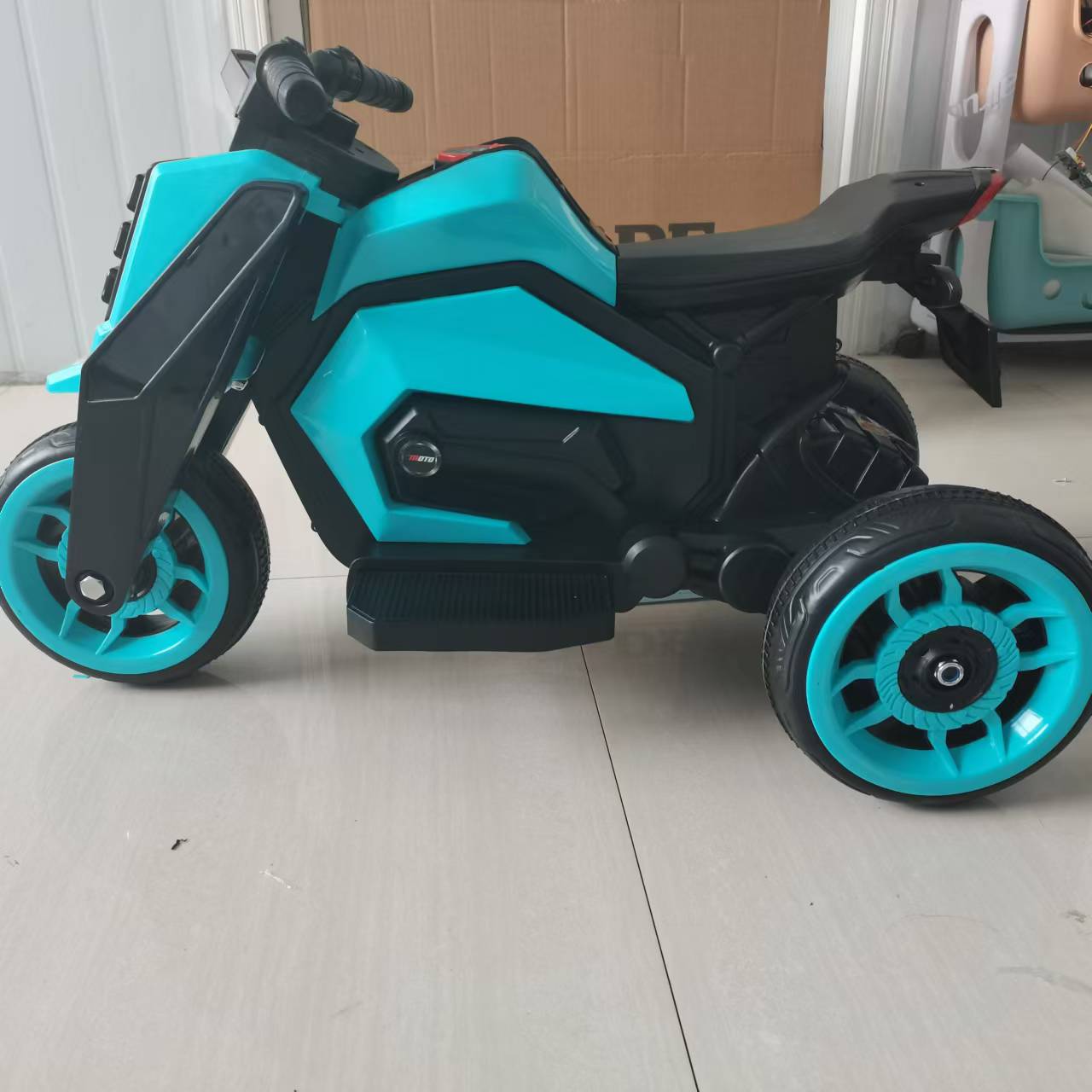 New children's electric three wheeled motorcycle can be used for two people, a little boy and a girl, for charging