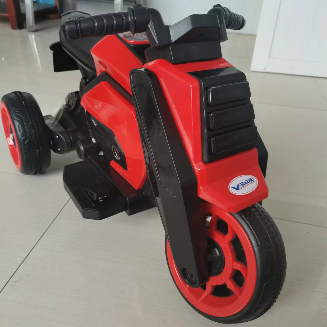 New children's electric three wheeled motorcycle can be used for two people, a little boy and a girl, for charging