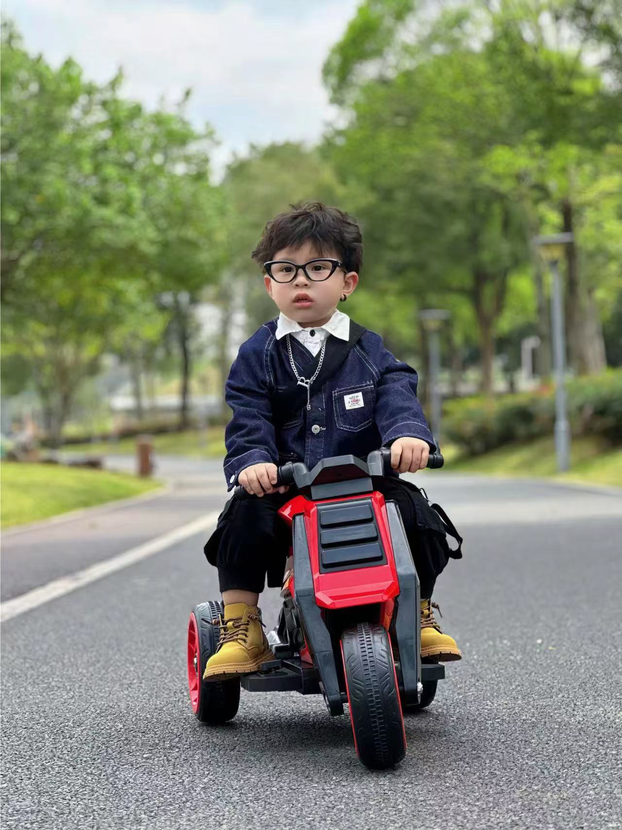 New children's electric three wheeled motorcycle can be used for two people, a little boy and a girl, for charging