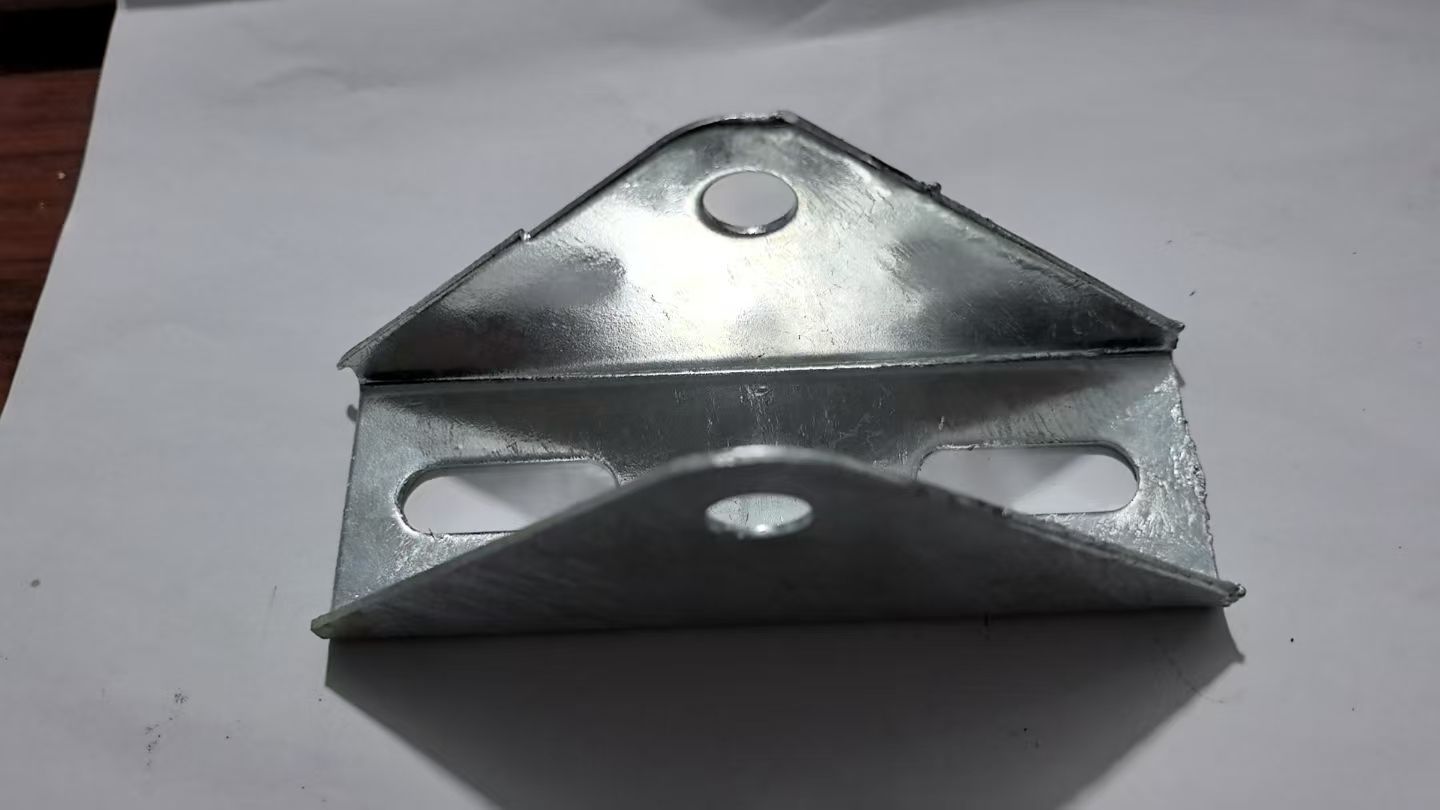 Hot-dip galvanized triangle