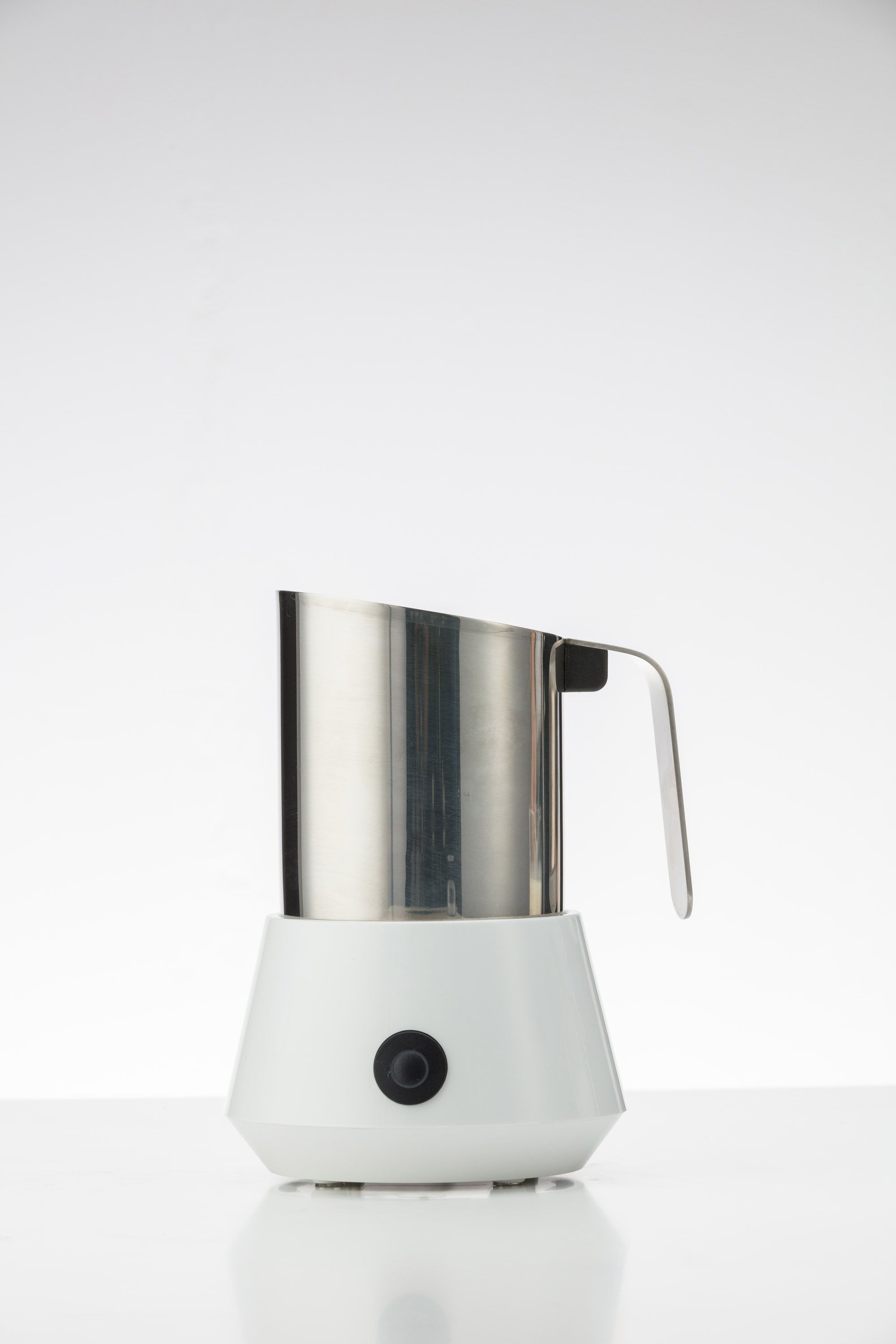 Desktop mini milk frother can help make cappuccino