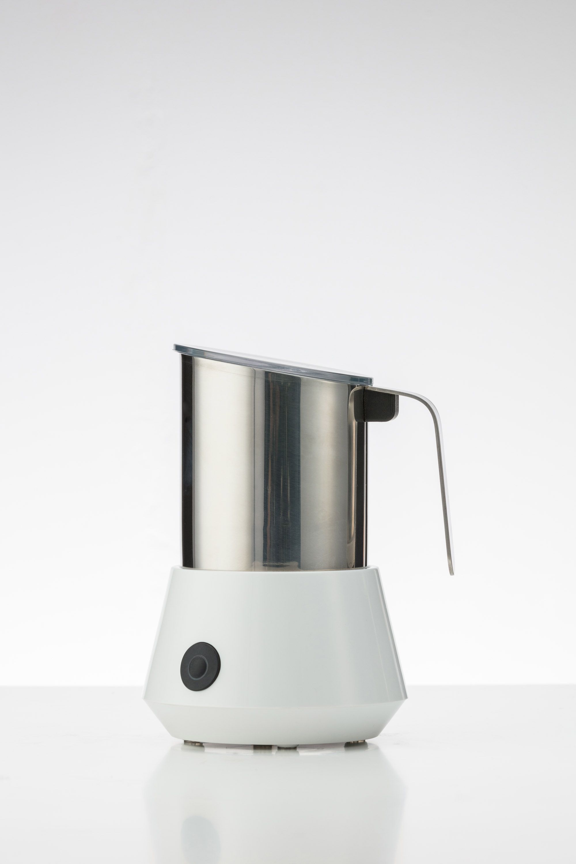 Desktop mini milk frother can help make cappuccino