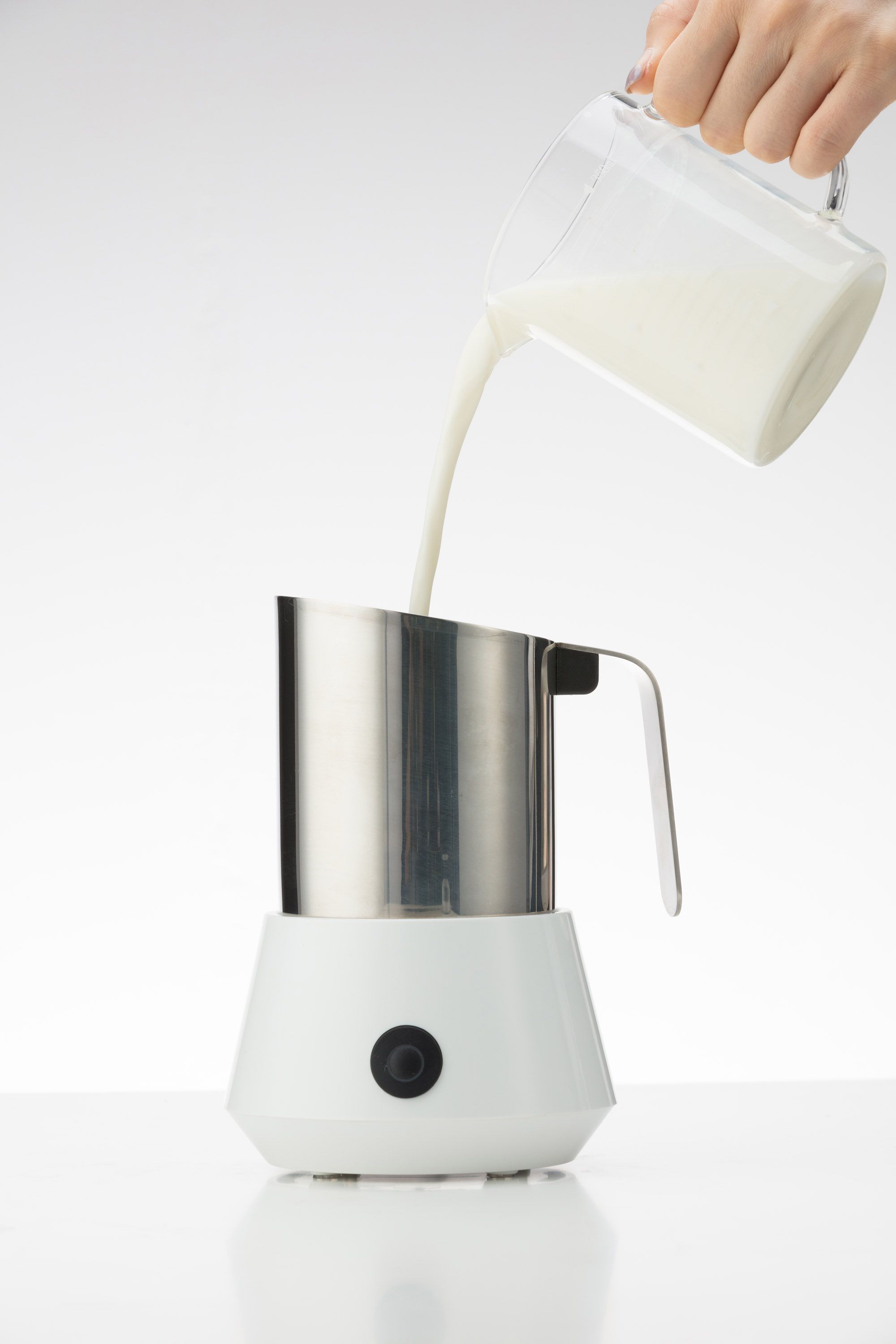 Desktop mini milk frother can help make cappuccino