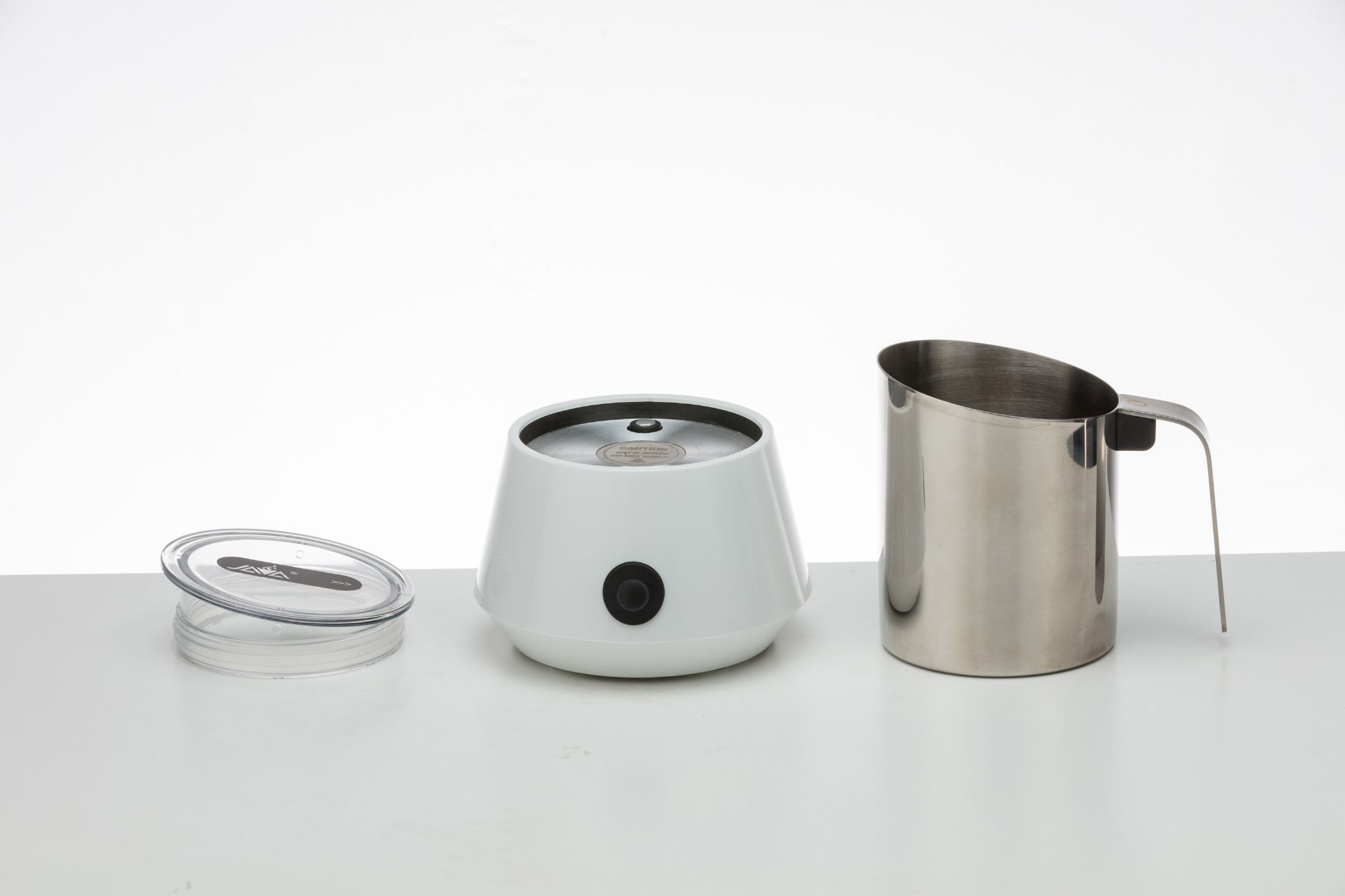 Desktop mini milk frother can help make cappuccino