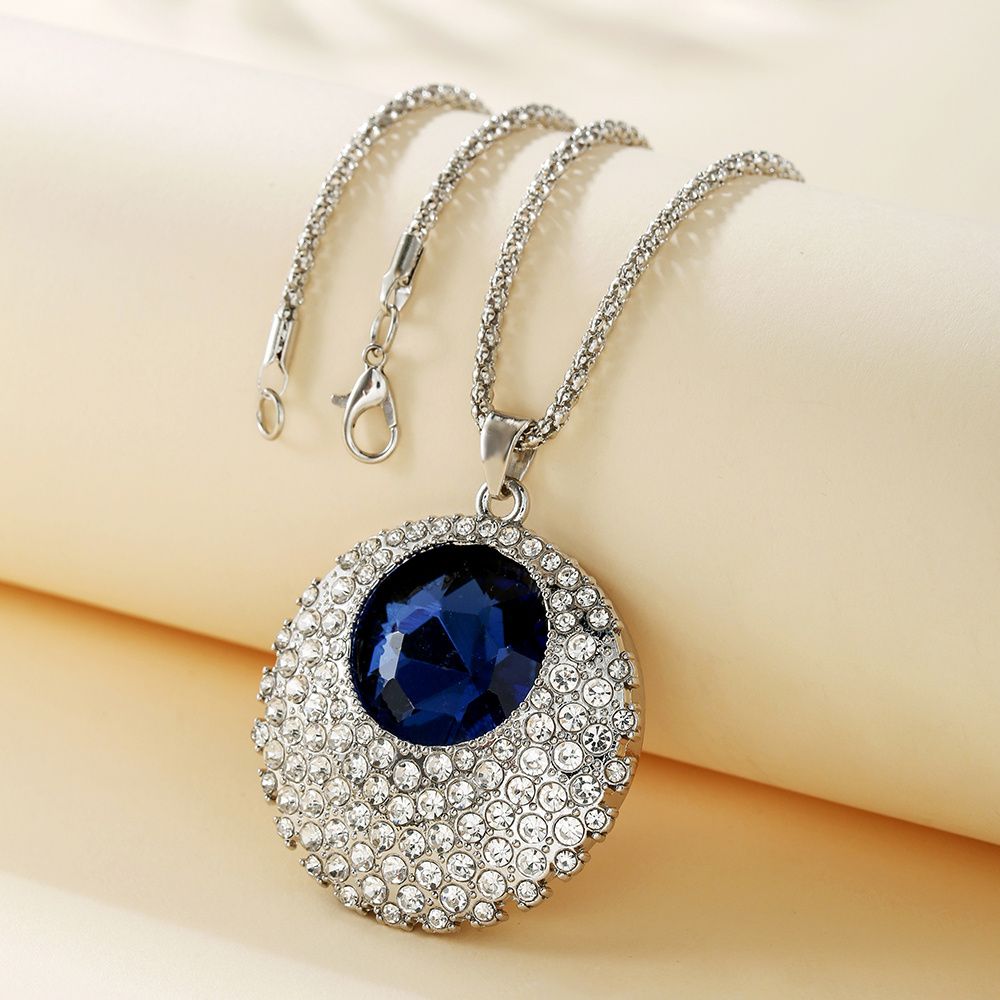 Elegant Crystal Wheel Sweater Chain, Fashionable Autumn and Winter Long Necklace, Suitable for Ladies