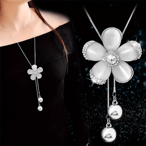 A Flower-Shaped Opal Larry Art Necklace with Ball Zinc Alloy Pendant, Personality Long Chain Necklace, Fashion Women's Jewelry