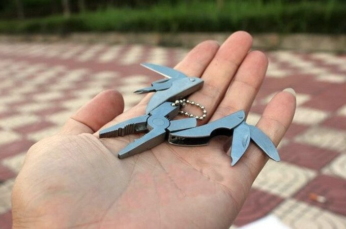 Pocket Multi Function Pliers, Keychain Foldaway Knife Screwdriver, Portable Outdoor Camping Pliers tools