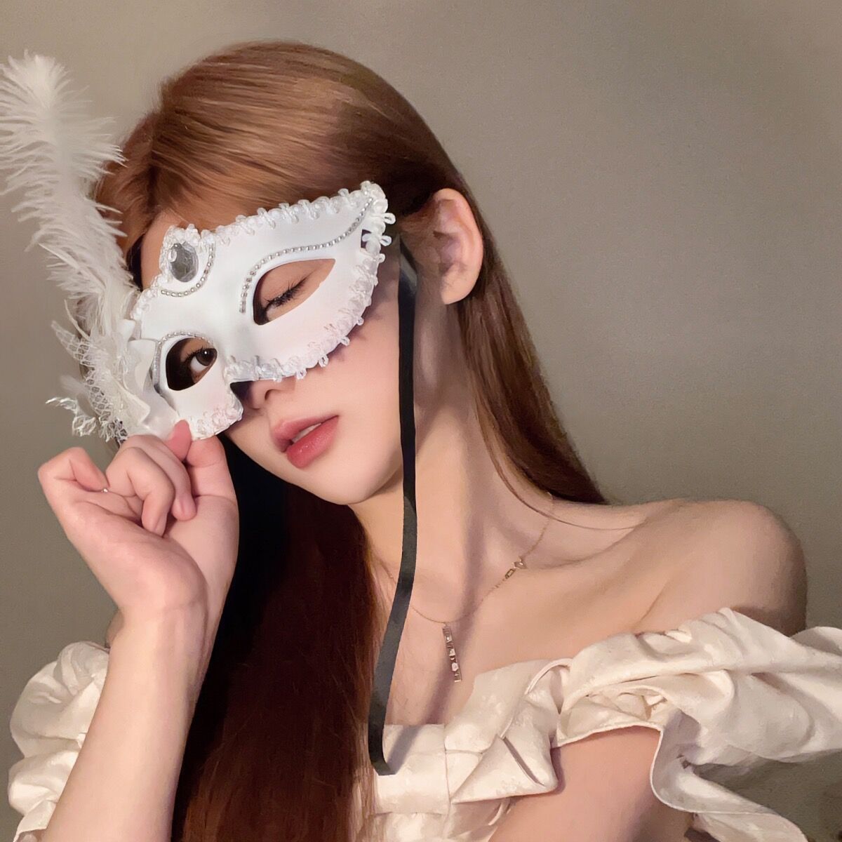 Makeup masquerade dancers will send on sexy half makeup female half face fun lace mask Halloween feather mask