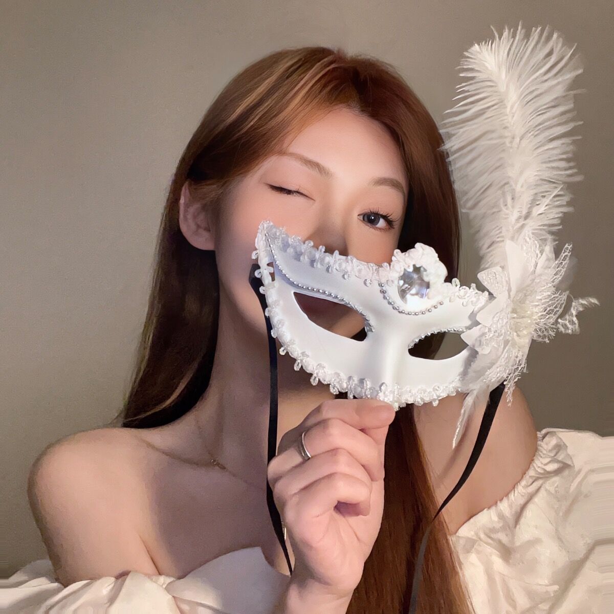 Makeup masquerade dancers will send on sexy half makeup female half face fun lace mask Halloween feather mask