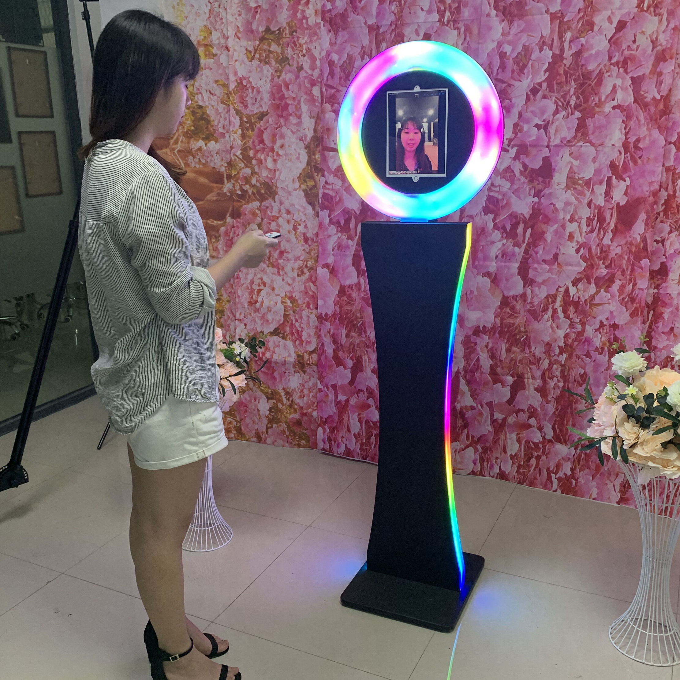 Portable ring light ring vending machine rotating spinning roamer photobooth kiosk 12.9 ipad photo booth stand