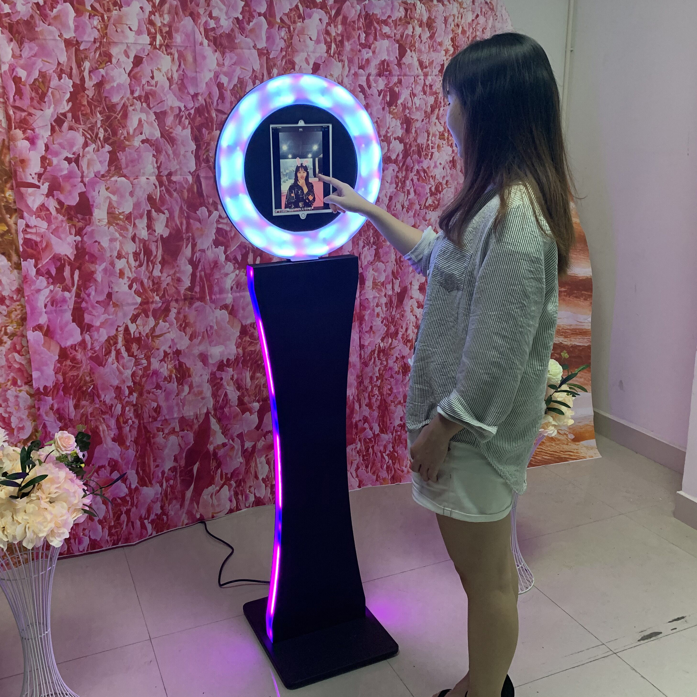 Portable ring light ring vending machine rotating spinning roamer photobooth kiosk 12.9 ipad photo booth stand