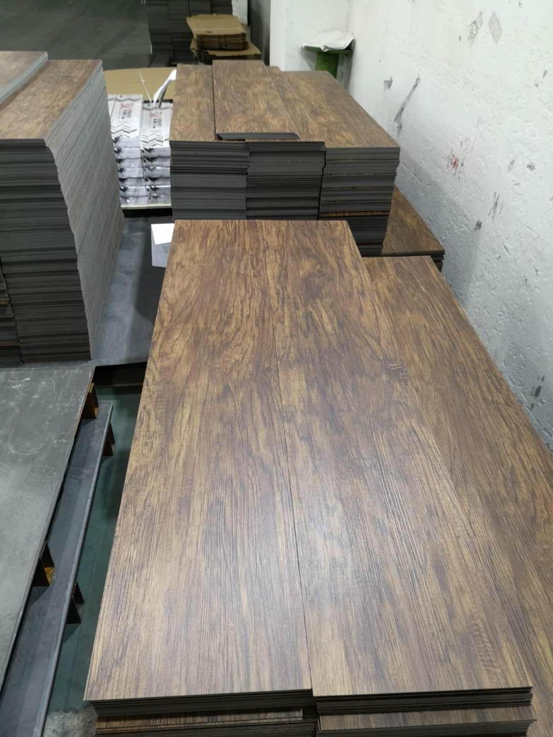 Waterproof Wood Luxury Pvc Tiles LVT Flooring Self Adhesive Vinyl Flooring Peel And Stick Pvc Floor Plank