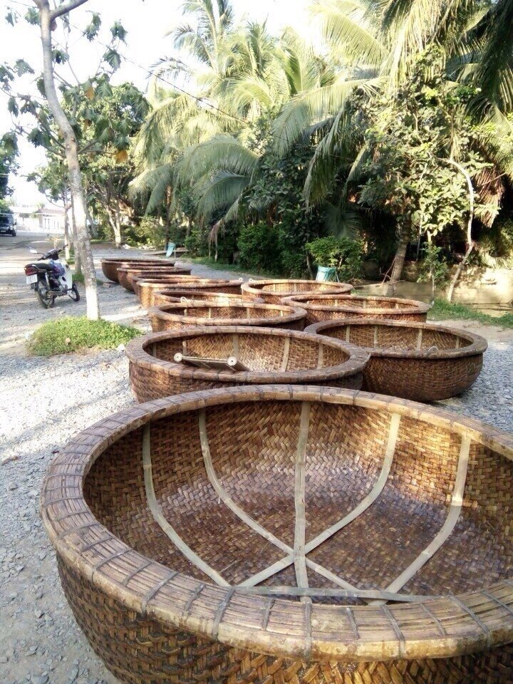 Wholesale wooden bamboo coracle basket leisure small boat with paddles and seat tourist tourism resort boats