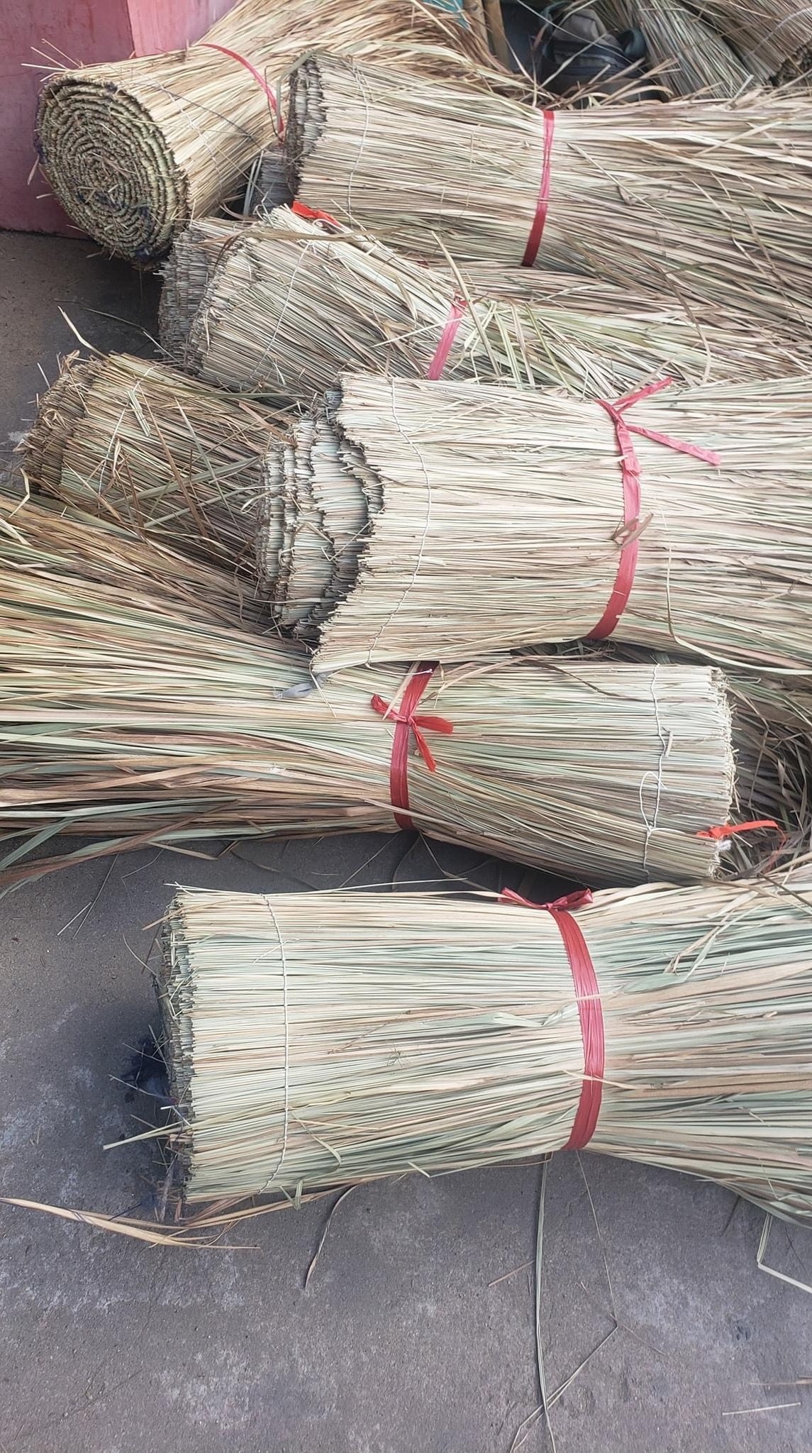 Building material from Vietnam Thatch Tile For Grass Roof Outdoor Courtyard Wholesale In Bulk