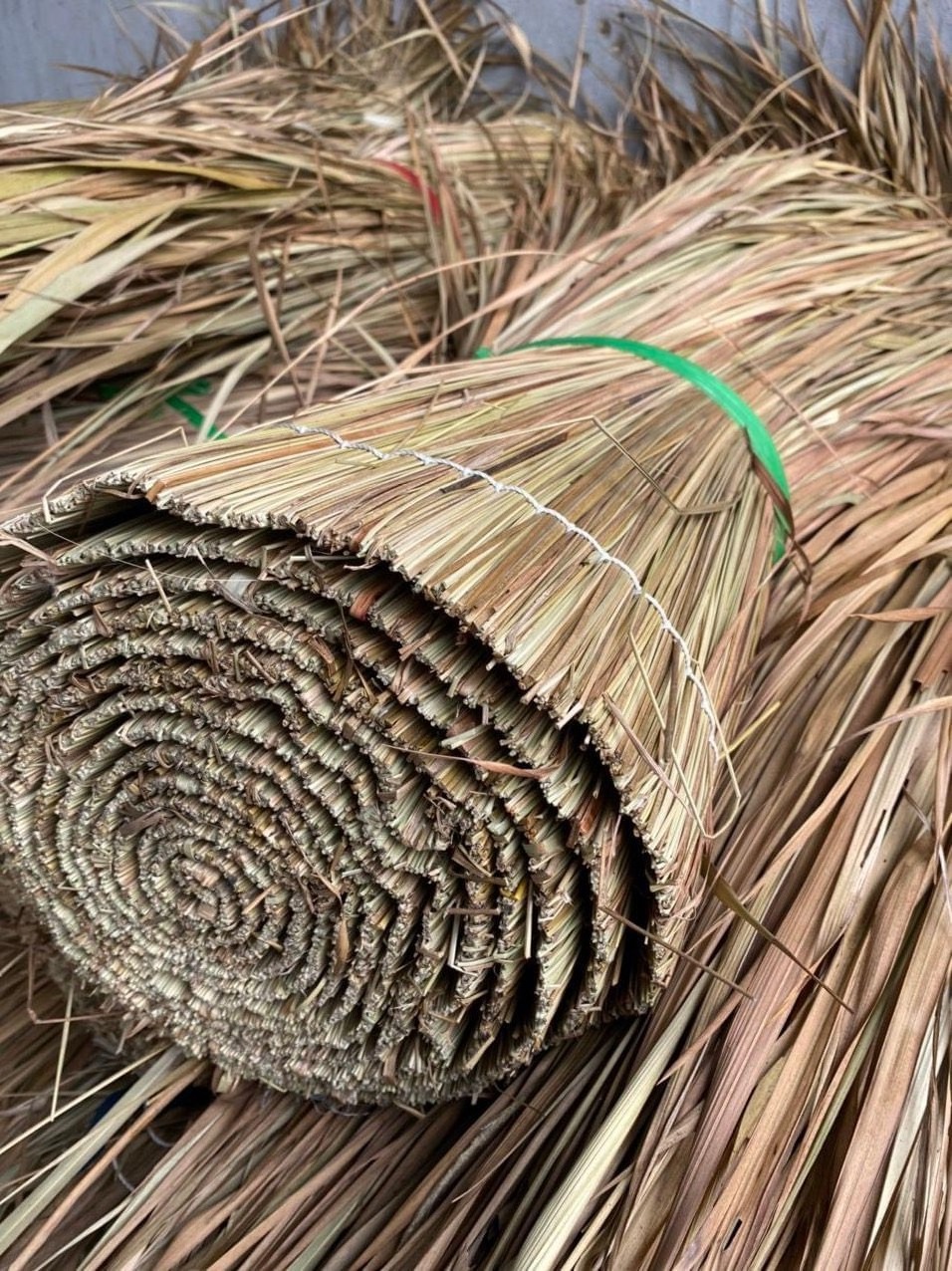 Natural Dried Grass Thatch Roofing For Commercial And Residential/ Artificial Grass Thatch For Resort At Beachfront Umbrella