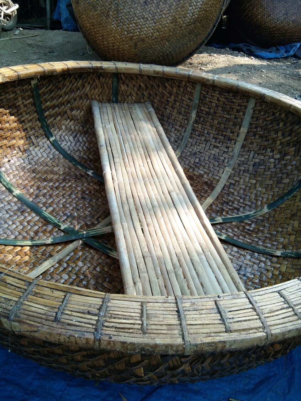 Very Cheap Price Round Bamboo Coracle Basket Boat With Paddles from Vietnam