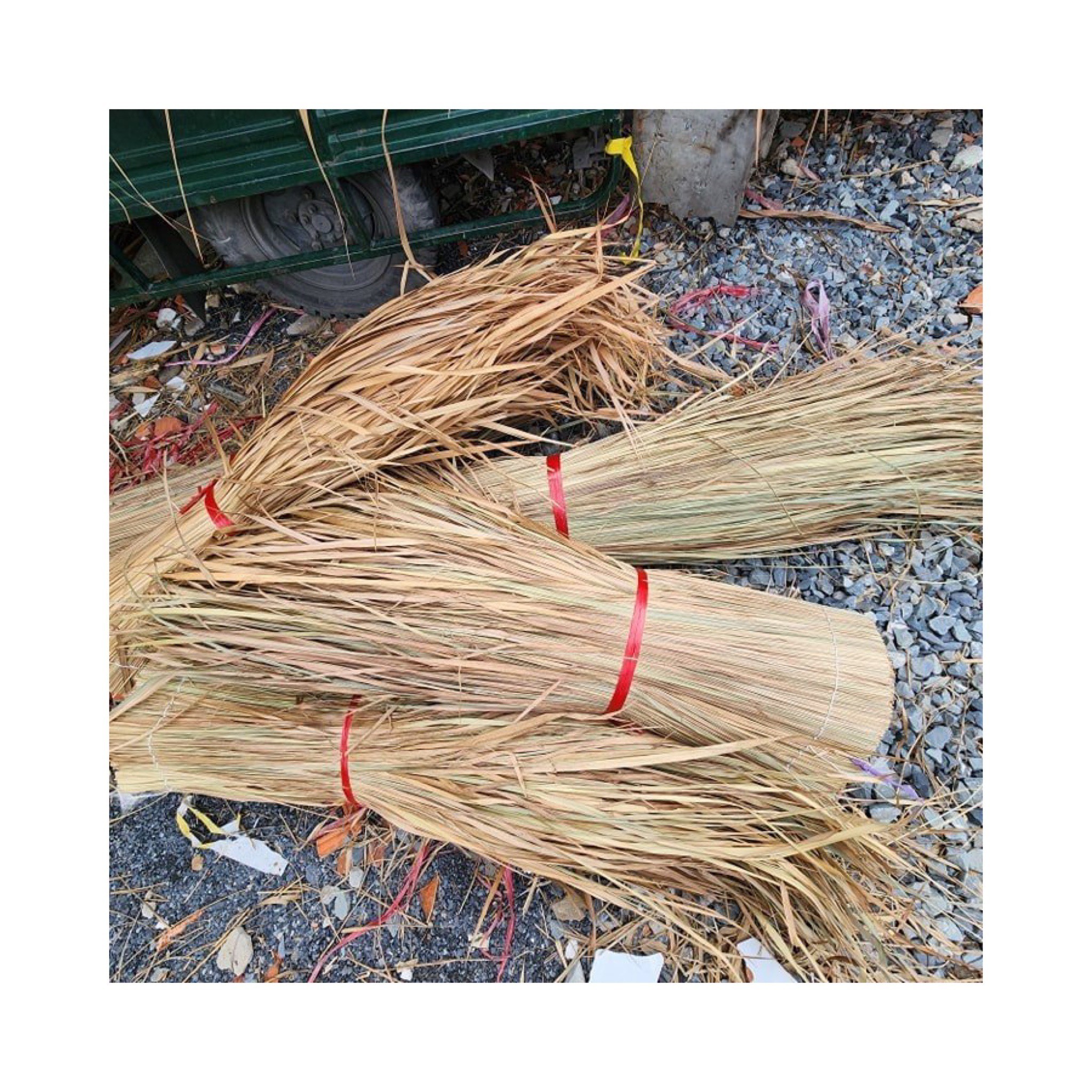 TROPICAL STYLE TYPE OF ROOFING - DRIED GRASS THATCH TOP COVERING FROM VIETNAM ELYSIA 0084789310321