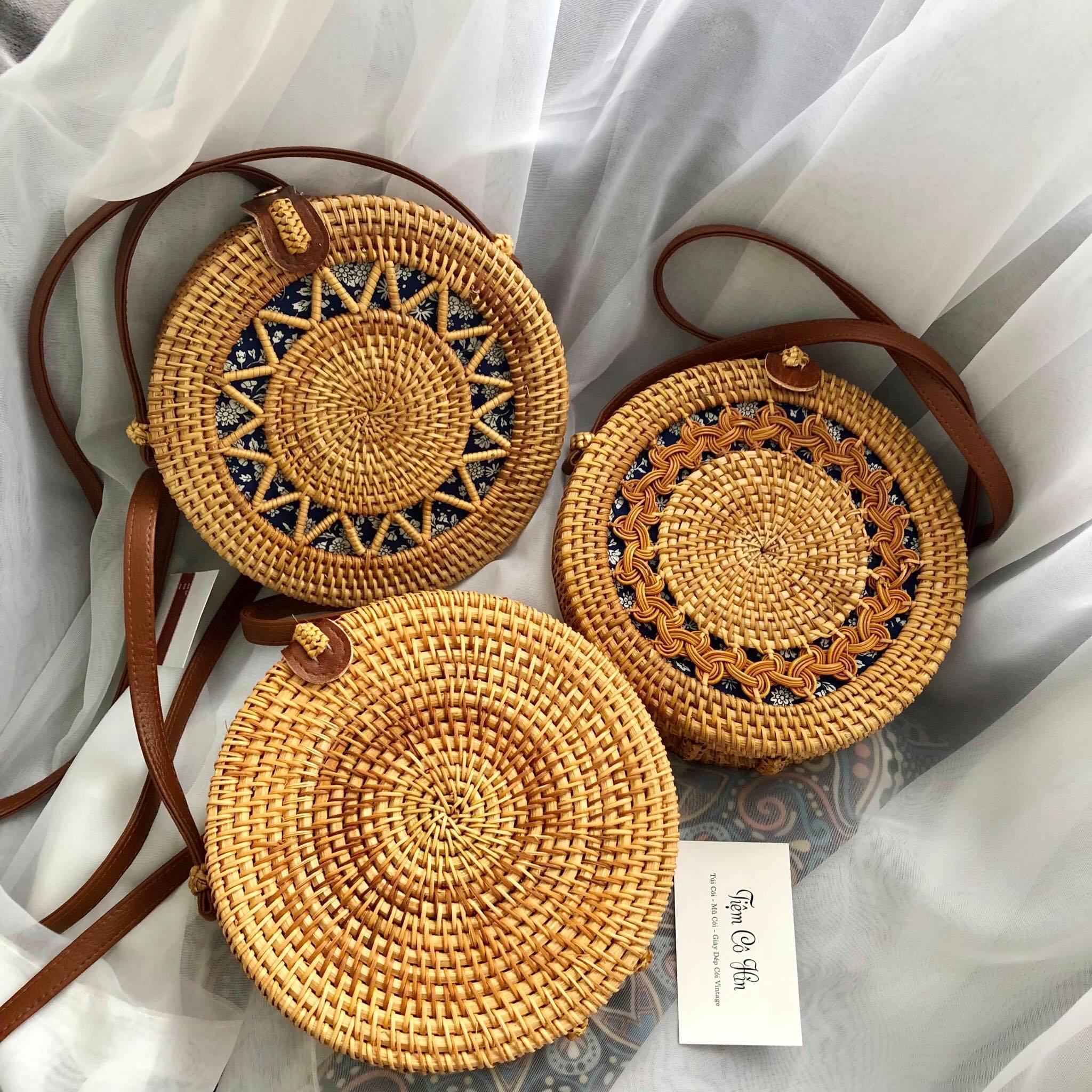 2023 Wholesale beach handmade natural round straw rattan bag for women in Vietnam