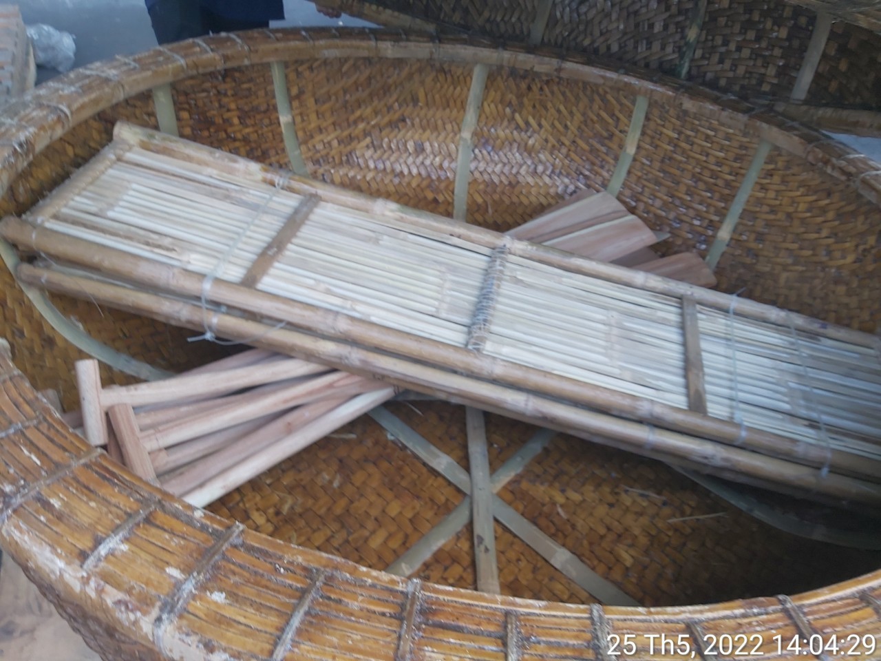 ready to ship traditional round bamboo fishing boat/ Art Coracle Boat/  Mini bamboo coracle for craft travel storage basket