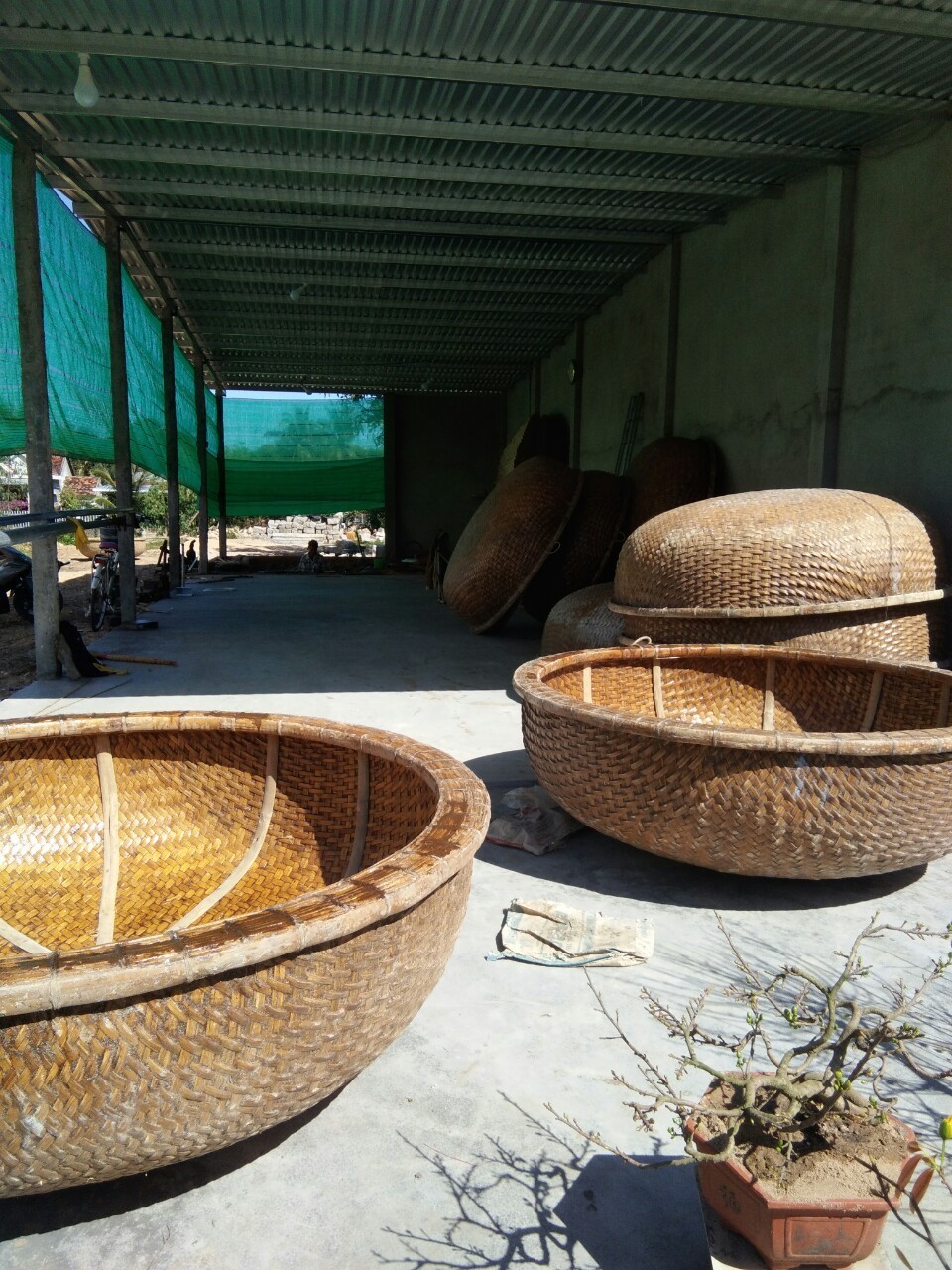 Very Cheap Price Round Bamboo Coracle Basket Boat With Paddles from Vietnam