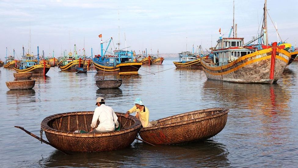 ready to ship traditional round bamboo fishing boat/ Art Coracle Boat/  Mini bamboo coracle for craft travel storage basket