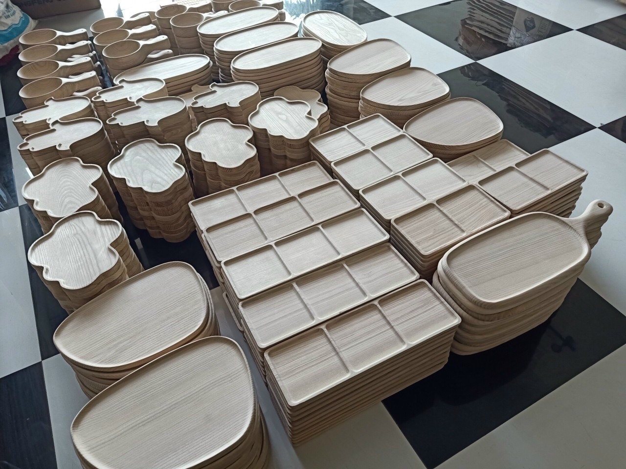 EXPORT QUALITY STANDARD TRAY MADE FROM WOOD NEW STYLE NEW DESIGN FOR RESTAURANT DECOR OR SERVE