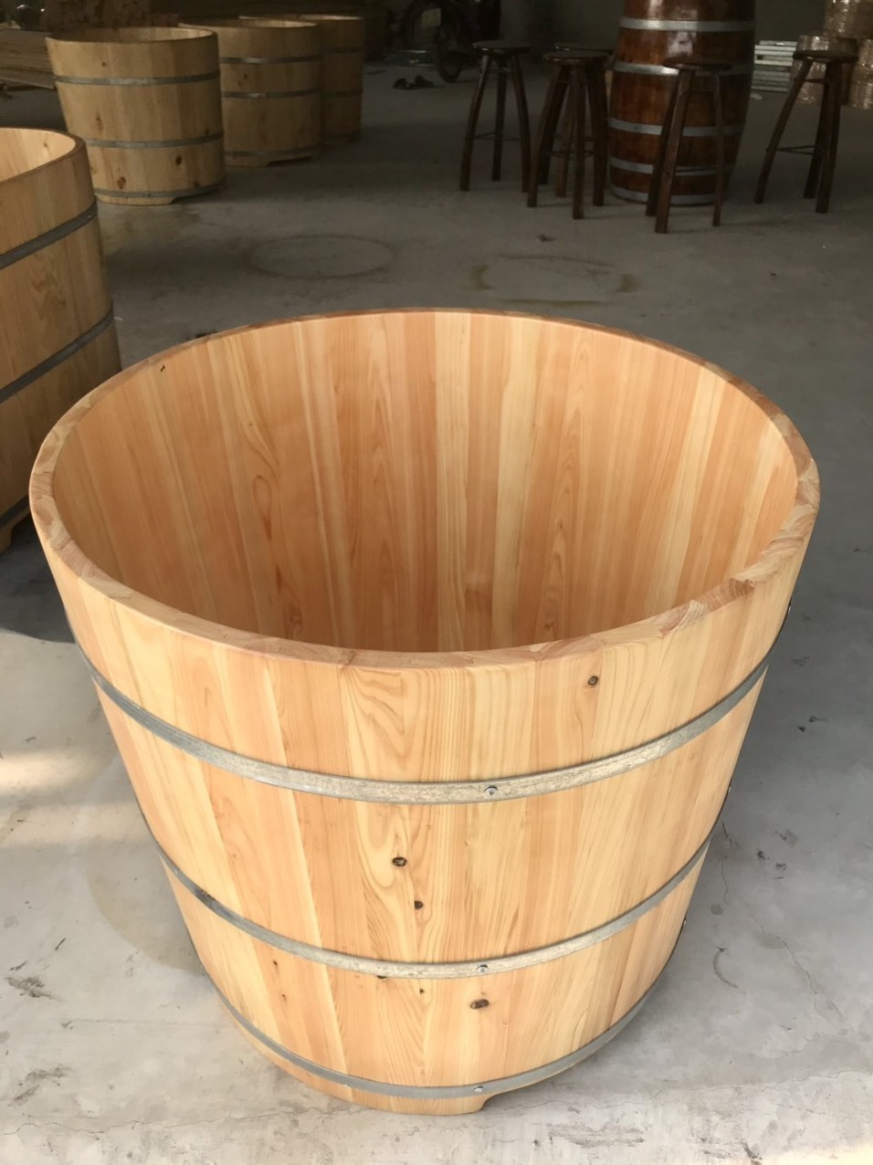 Freestanding wooden barrel bath shower hot tub cedar wood bathtub for home hotel and spa