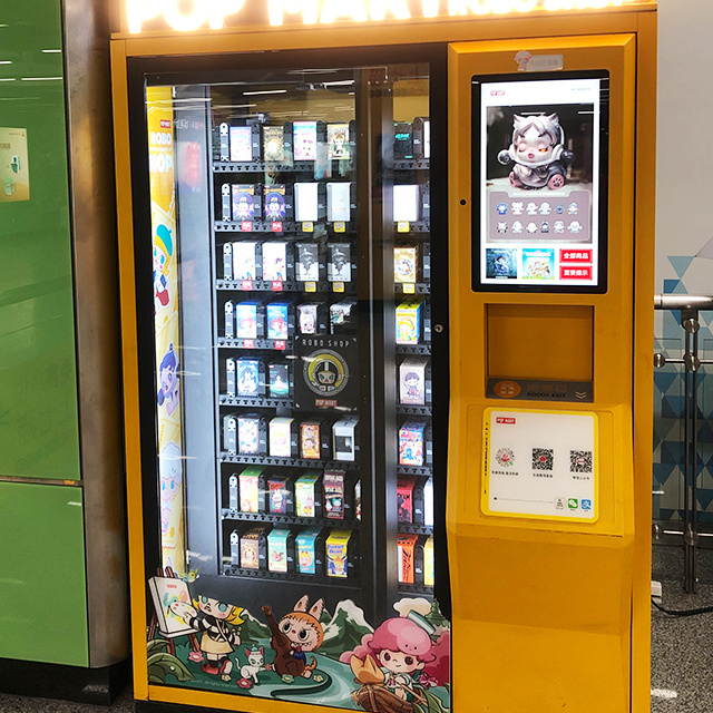 robot arm dispensing beauty fingernail press on vending machine with elevator